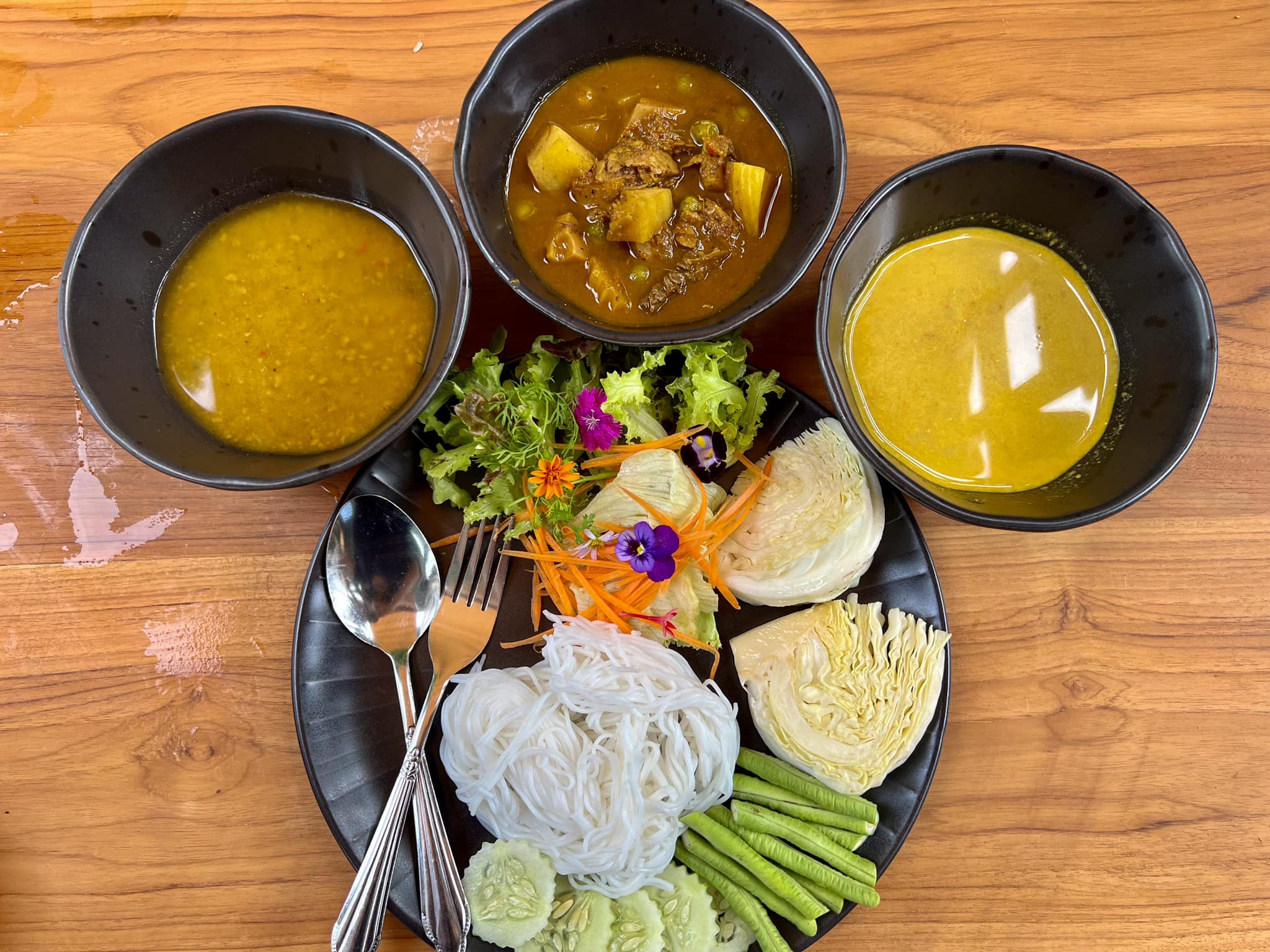 บ้านอิงดาว แม่กำปอง, Ma Du Doi Coffee แม่กำปอง, Teddu Coffee - Baansuphanbhum, ชมนกชมไม้, บ้านพักลุงปุ๊ด &amp; ป้าเป็ง แม่กำปอง, Pirunya Coffee, ร้านกาแฟฮ่อมดอย &amp; อาร์ตแกลเลอรี่ แห่งขุนเขา แม่กำปอง, บ้านหลงเขา แม่กำปอง &amp; ฮักเขา ฟาร์มสเตย์, ระเบียงวิวแม่กำปอง, ณ แม่กำปอง ร้านอาหารแม่กำปอง