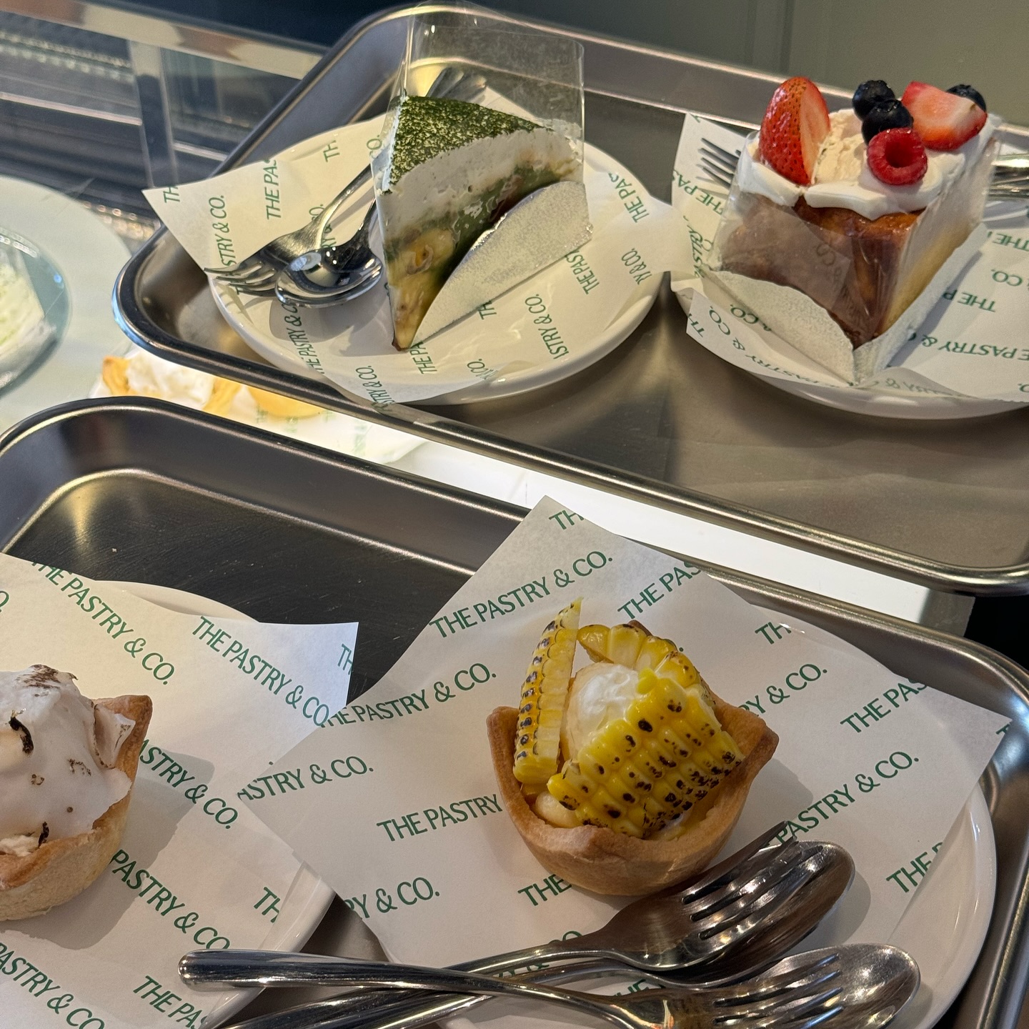 อร่อยเด็ด, ร้านข้าวต้มนายอ๋า, ร้านฟ้ามุ่ย, ร้านสุธาทิพย์, Blue Tree coffeebar, ร้านชั่งเส็ง ก๋วยเตี๋ยวลูกชิ้นปลา (เจ้เกียว), Pat Cafe Boraan แพท คาเฟ่ โบราณ, อ้วนโภชนา อาหารไทย อีสาน , ครัวป้าแดงบางลำพู, Cafe' Velodome