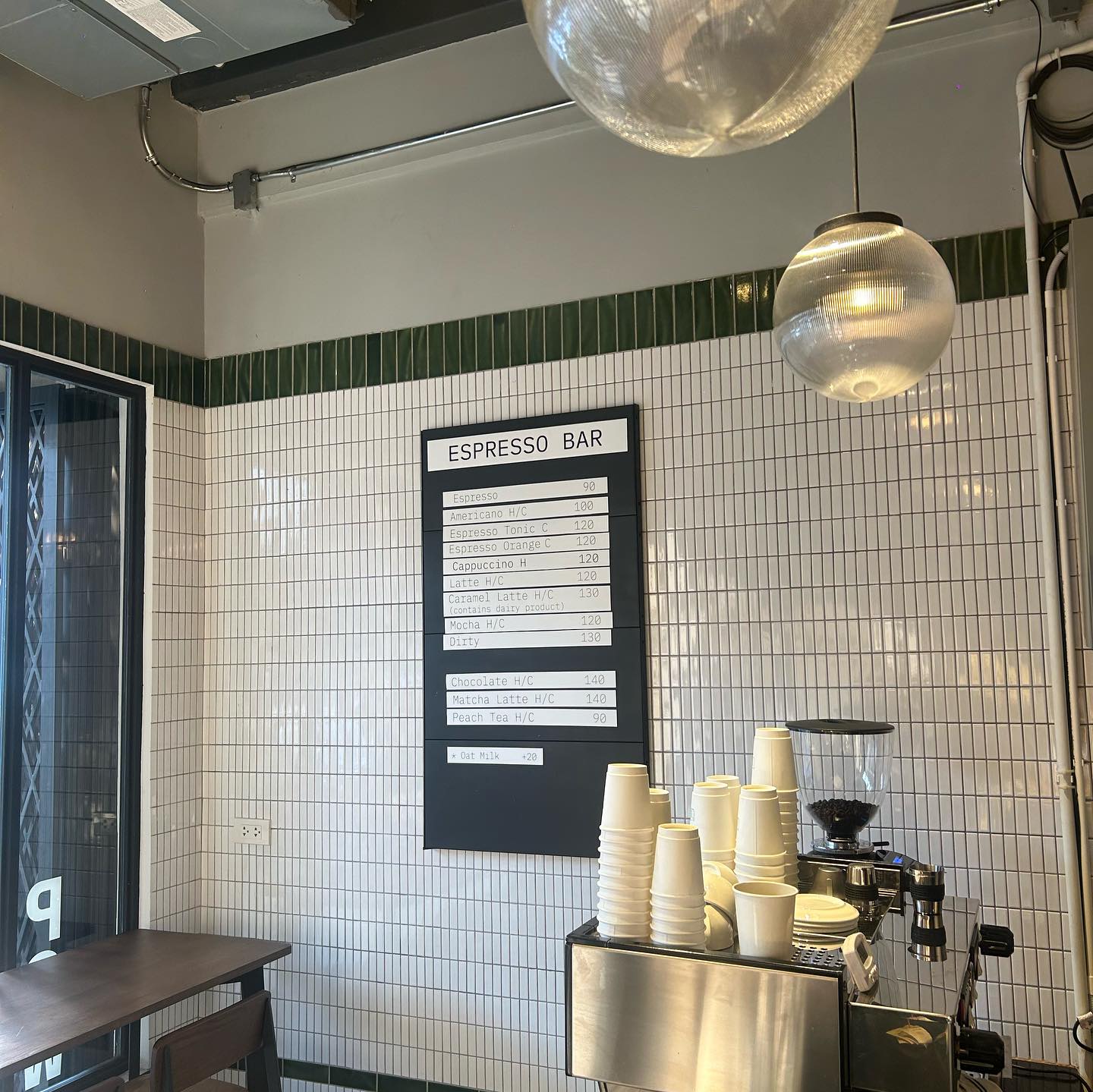 อร่อยเด็ด, ร้านข้าวต้มนายอ๋า, ร้านฟ้ามุ่ย, ร้านสุธาทิพย์, Blue Tree coffeebar, ร้านชั่งเส็ง ก๋วยเตี๋ยวลูกชิ้นปลา (เจ้เกียว), Pat Cafe Boraan แพท คาเฟ่ โบราณ, อ้วนโภชนา อาหารไทย อีสาน , ครัวป้าแดงบางลำพู, Cafe' Velodome