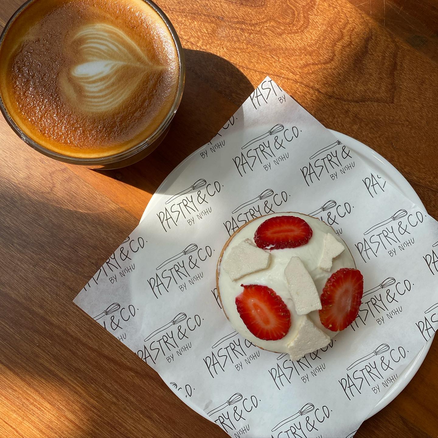 อร่อยเด็ด, ร้านข้าวต้มนายอ๋า, ร้านฟ้ามุ่ย, ร้านสุธาทิพย์, Blue Tree coffeebar, ร้านชั่งเส็ง ก๋วยเตี๋ยวลูกชิ้นปลา (เจ้เกียว), Pat Cafe Boraan แพท คาเฟ่ โบราณ, อ้วนโภชนา อาหารไทย อีสาน , ครัวป้าแดงบางลำพู, Cafe' Velodome