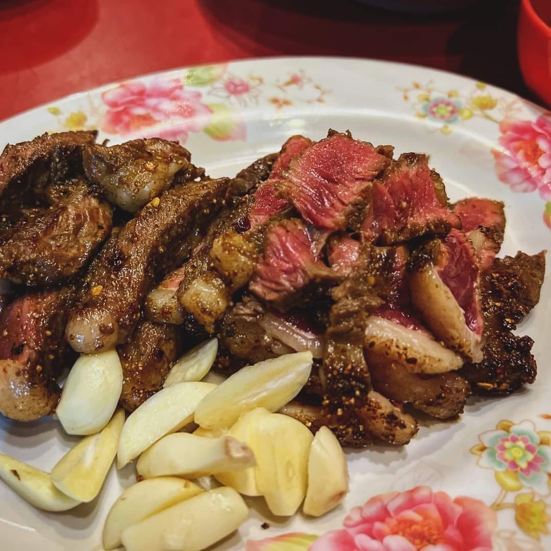 อร่อยเด็ด, ร้านข้าวต้มนายอ๋า, ร้านฟ้ามุ่ย, ร้านสุธาทิพย์, Blue Tree coffeebar, ร้านชั่งเส็ง ก๋วยเตี๋ยวลูกชิ้นปลา (เจ้เกียว), Pat Cafe Boraan แพท คาเฟ่ โบราณ, อ้วนโภชนา อาหารไทย อีสาน , ครัวป้าแดงบางลำพู, Cafe' Velodome