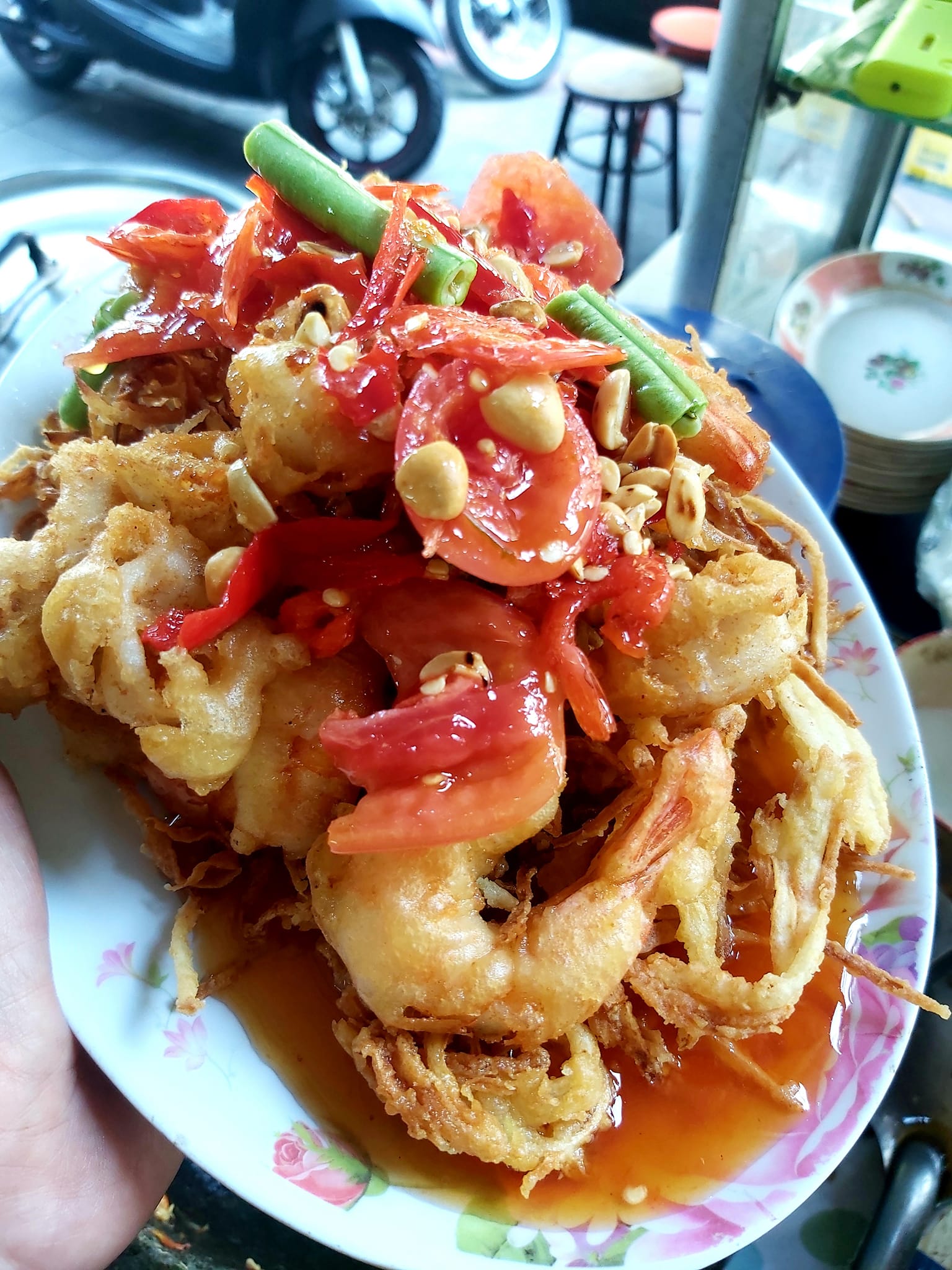 อร่อยเด็ด, ร้านข้าวต้มนายอ๋า, ร้านฟ้ามุ่ย, ร้านสุธาทิพย์, Blue Tree coffeebar, ร้านชั่งเส็ง ก๋วยเตี๋ยวลูกชิ้นปลา (เจ้เกียว), Pat Cafe Boraan แพท คาเฟ่ โบราณ, อ้วนโภชนา อาหารไทย อีสาน , ครัวป้าแดงบางลำพู, Cafe' Velodome