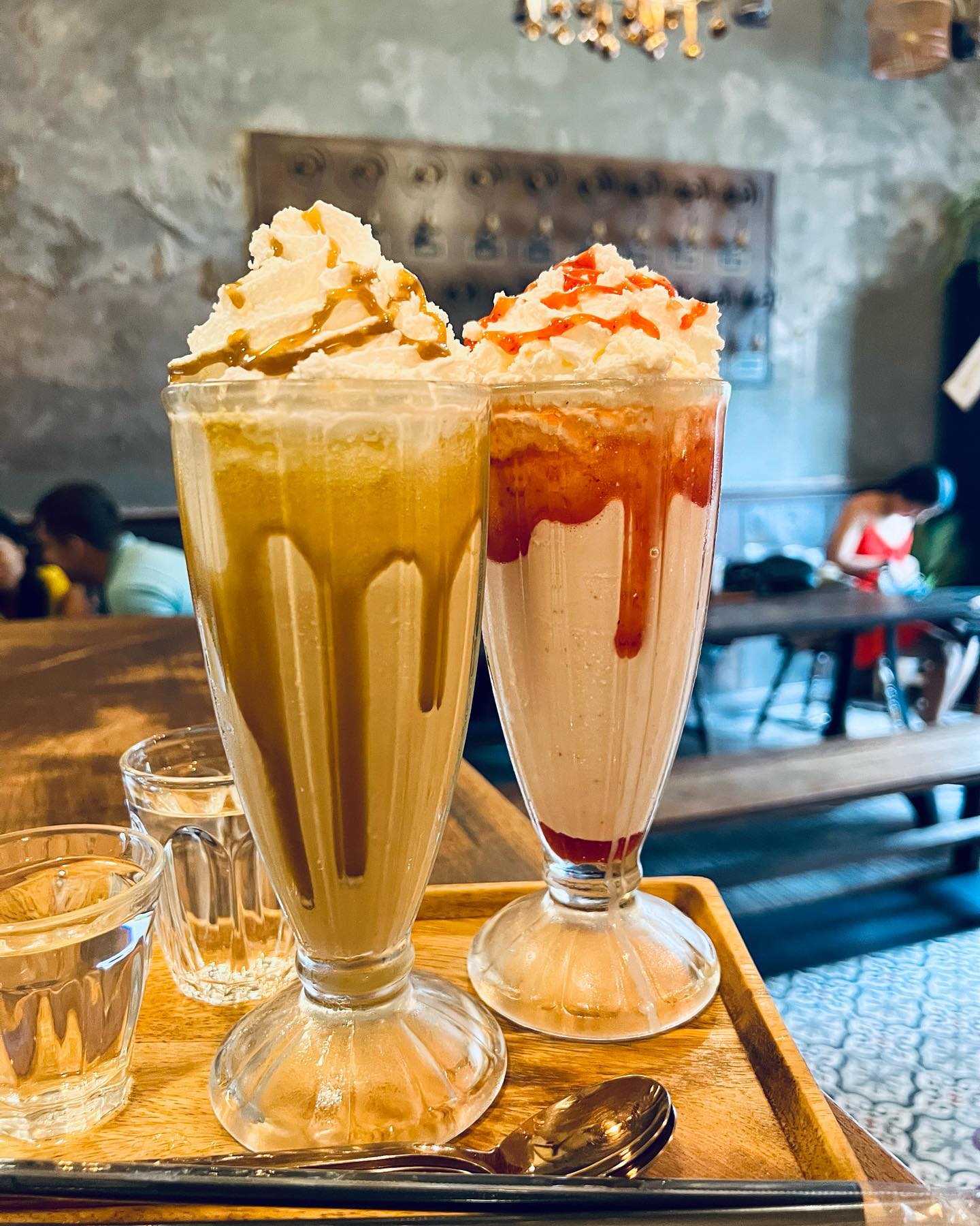 อร่อยเด็ด, ร้านข้าวต้มนายอ๋า, ร้านฟ้ามุ่ย, ร้านสุธาทิพย์, Blue Tree coffeebar, ร้านชั่งเส็ง ก๋วยเตี๋ยวลูกชิ้นปลา (เจ้เกียว), Pat Cafe Boraan แพท คาเฟ่ โบราณ, อ้วนโภชนา อาหารไทย อีสาน , ครัวป้าแดงบางลำพู, Cafe' Velodome