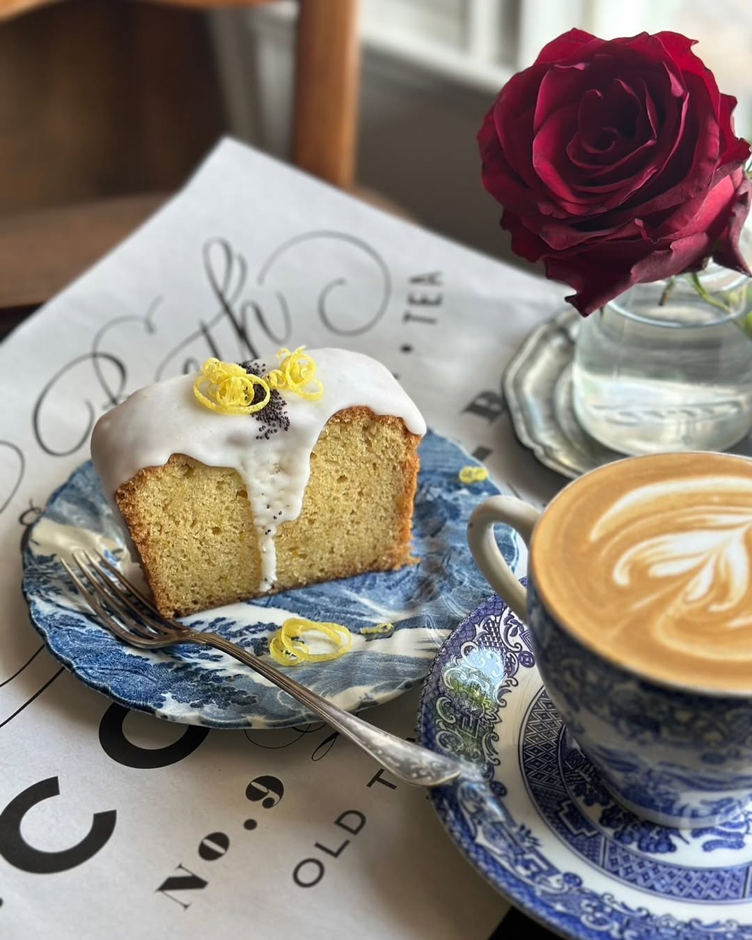 อร่อยเด็ด, ร้านข้าวต้มนายอ๋า, ร้านฟ้ามุ่ย, ร้านสุธาทิพย์, Blue Tree coffeebar, ร้านชั่งเส็ง ก๋วยเตี๋ยวลูกชิ้นปลา (เจ้เกียว), Pat Cafe Boraan แพท คาเฟ่ โบราณ, อ้วนโภชนา อาหารไทย อีสาน , ครัวป้าแดงบางลำพู, Cafe' Velodome