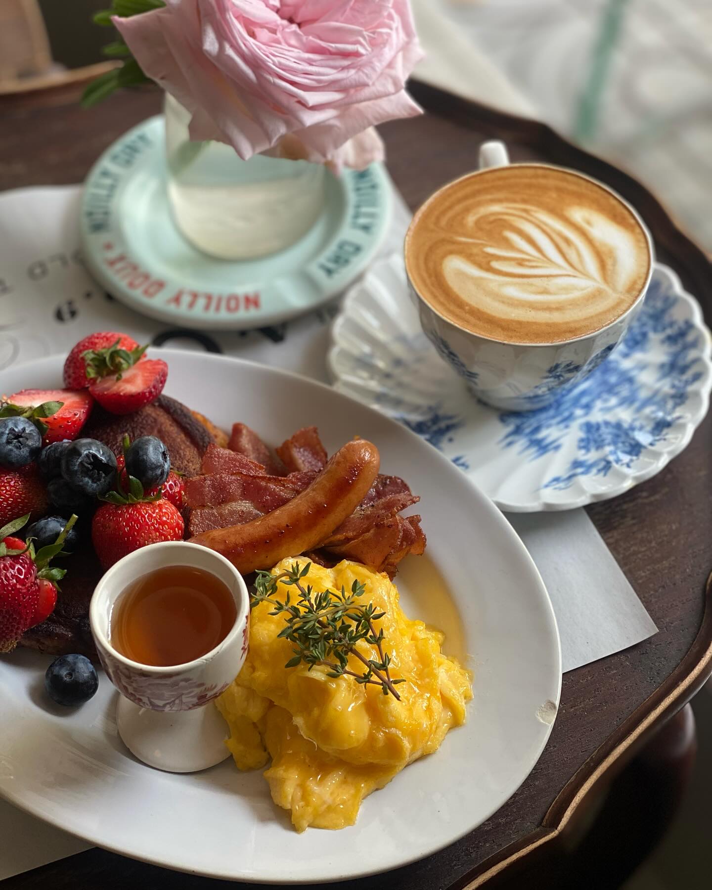 อร่อยเด็ด, ร้านข้าวต้มนายอ๋า, ร้านฟ้ามุ่ย, ร้านสุธาทิพย์, Blue Tree coffeebar, ร้านชั่งเส็ง ก๋วยเตี๋ยวลูกชิ้นปลา (เจ้เกียว), Pat Cafe Boraan แพท คาเฟ่ โบราณ, อ้วนโภชนา อาหารไทย อีสาน , ครัวป้าแดงบางลำพู, Cafe' Velodome