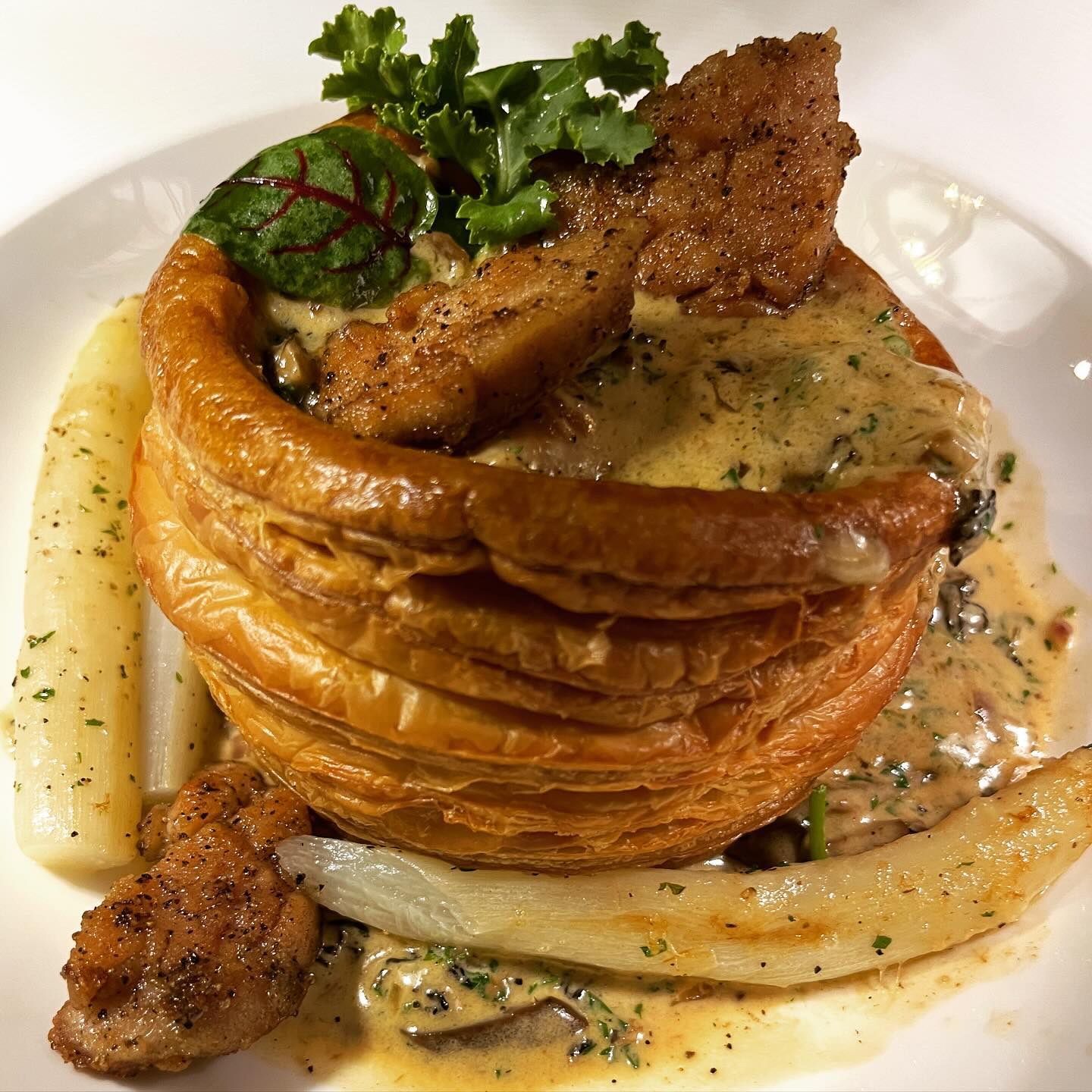 Little Sunshine Cafe, Woo Tender Bangkok, L'Escargot Bistro, Hyde &amp; Seek, Lyon French Cuisine, Sushi Niwa Bangkok, Witch's Oyster Tavern, YOKA YOKA, Neil's Bake Shoppe, Kinlenn Eatery &amp; Play, บ้านกลมกิ๊ก