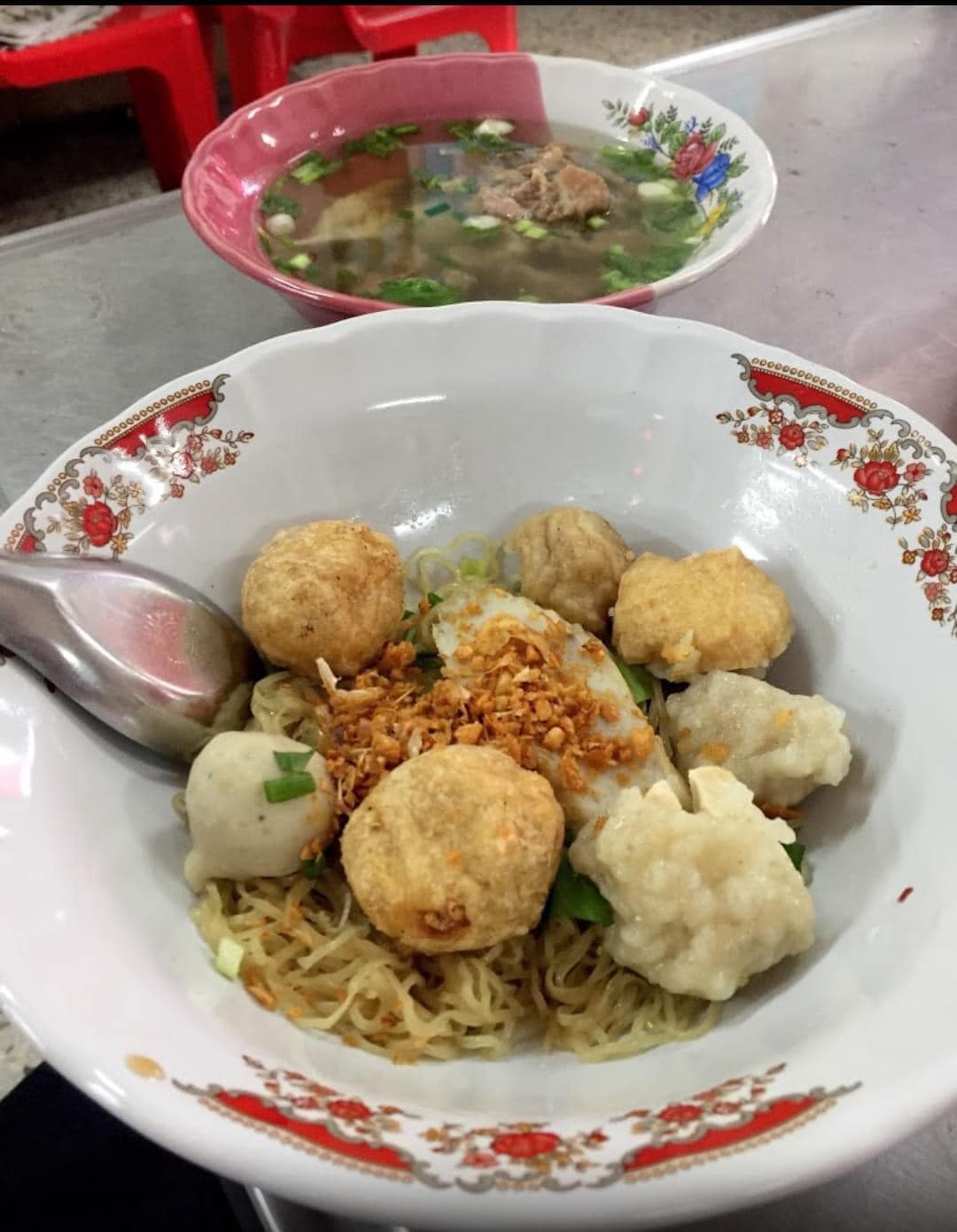 ก๋วยเตี๋ยวหม้อทอง เจริญกรุง57, ร้านเจ๊โหนก ก๋วยเตี๋ยวแคะ, ก๋วยเตี๋ยวแคะโคตรเครื่อง คอนแวนต์, ก๋วยเตี๋ยวแคะจุฬาเจ้าเก่า, ตั้งยู้ฮวด ลูกชิ้นกุ้งนี่ง, ก๋วยเตี๋ยวแคะ นายเหงี่ยน, ก๋วยเตี๋ยวแคะสุชาดา(จู)วรจักร, โกโจก๋วยเตี๋ยวแคะเจ้าเก่า2521 นายอ้วนหลังวัดสุทัศน์, ก๋วยเตี๋ยวแคะไปรษณีย์กลาง - วังหลัง, ก๋วยเตี๋ยวแคะสี่พระยา, ก๋วยเตี๋ยวแคะสีลม - ตรอกกะจั๊วในตำนาน, สุวิมลก๋วยเตี๋ยวแคะ ตลาดนางเลิ้ง, ตั้งหวังเจ๊ง ก๋วยเตี๋ยวแคะนายอ้วนเจ้าเก่า-เสาชิงช้า
