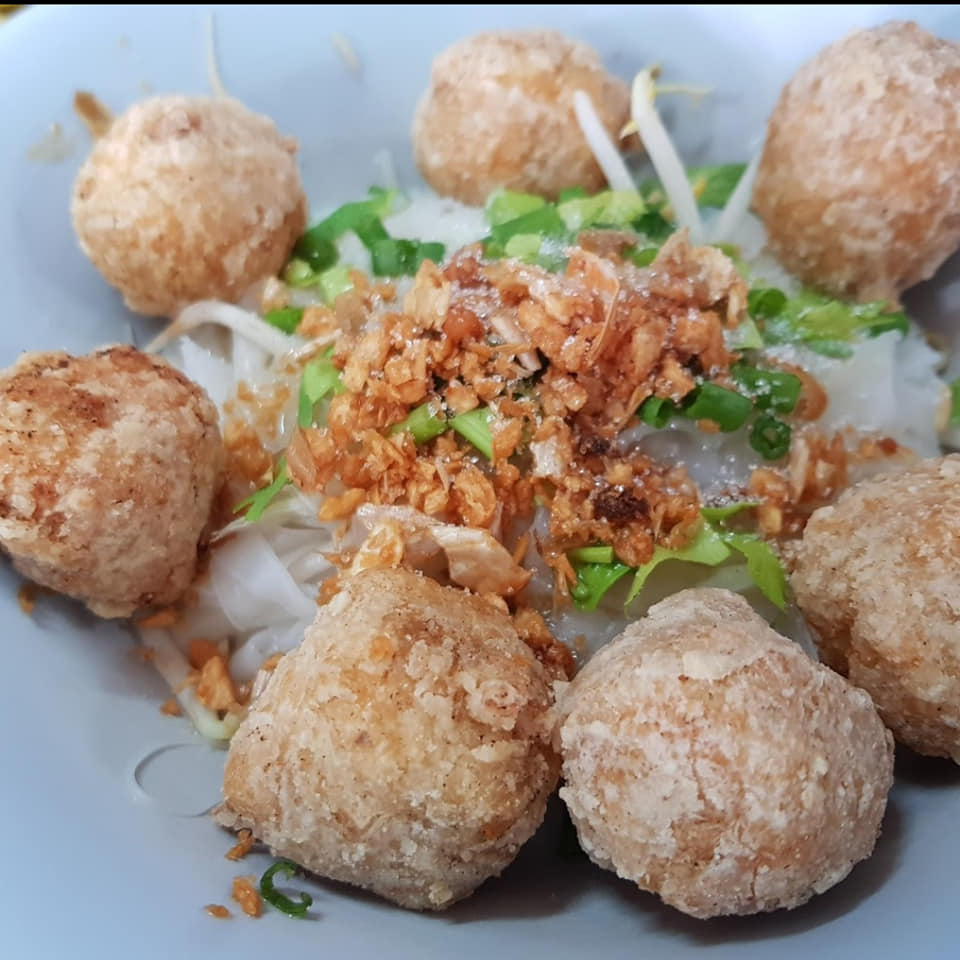 ก๋วยเตี๋ยวหม้อทอง เจริญกรุง57, ร้านเจ๊โหนก ก๋วยเตี๋ยวแคะ, ก๋วยเตี๋ยวแคะโคตรเครื่อง คอนแวนต์, ก๋วยเตี๋ยวแคะจุฬาเจ้าเก่า, ตั้งยู้ฮวด ลูกชิ้นกุ้งนี่ง, ก๋วยเตี๋ยวแคะ นายเหงี่ยน, ก๋วยเตี๋ยวแคะสุชาดา(จู)วรจักร, โกโจก๋วยเตี๋ยวแคะเจ้าเก่า2521 นายอ้วนหลังวัดสุทัศน์, ก๋วยเตี๋ยวแคะไปรษณีย์กลาง - วังหลัง, ก๋วยเตี๋ยวแคะสี่พระยา, ก๋วยเตี๋ยวแคะสีลม - ตรอกกะจั๊วในตำนาน, สุวิมลก๋วยเตี๋ยวแคะ ตลาดนางเลิ้ง, ตั้งหวังเจ๊ง ก๋วยเตี๋ยวแคะนายอ้วนเจ้าเก่า-เสาชิงช้า