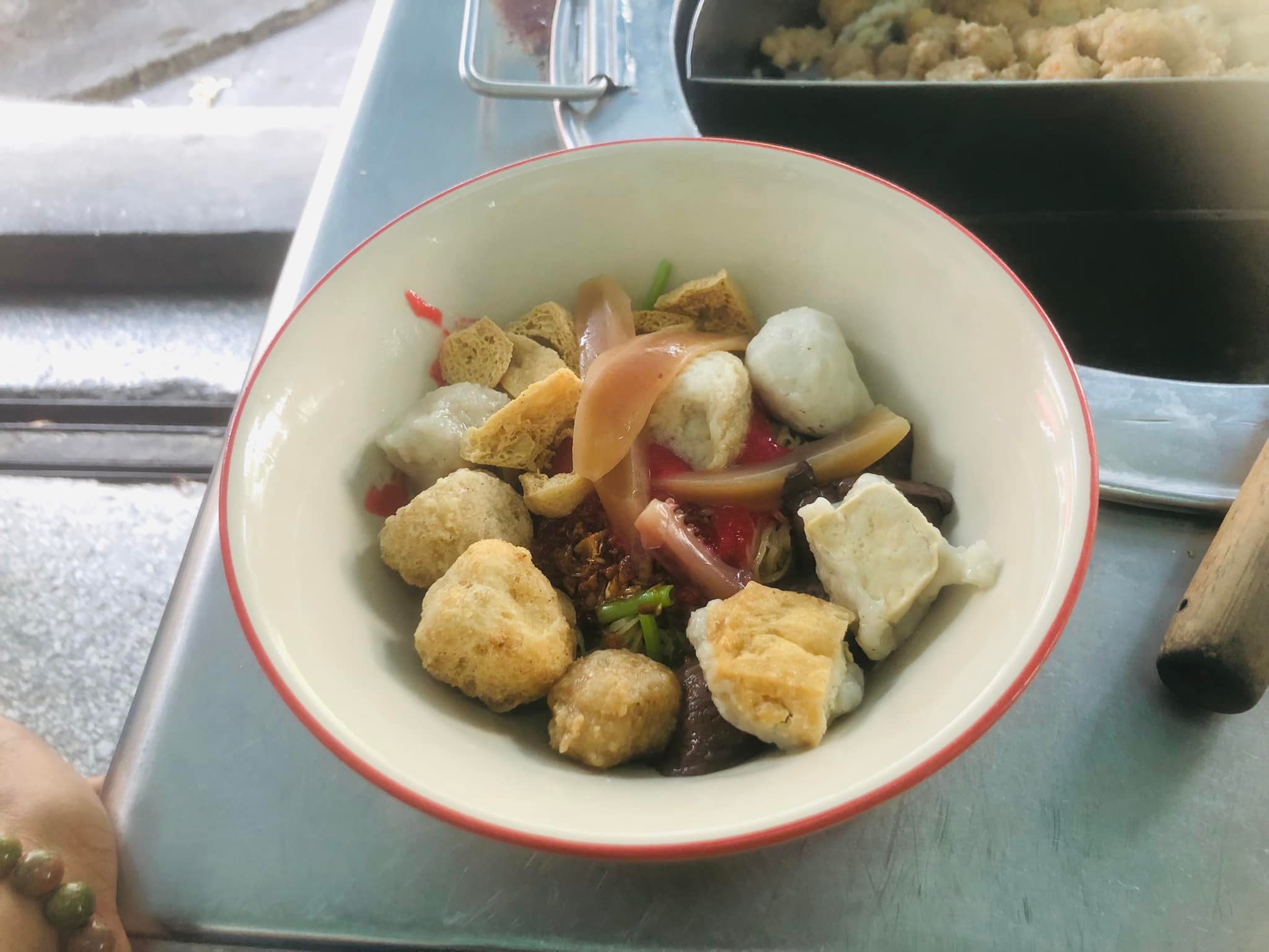 ก๋วยเตี๋ยวหม้อทอง เจริญกรุง57, ร้านเจ๊โหนก ก๋วยเตี๋ยวแคะ, ก๋วยเตี๋ยวแคะโคตรเครื่อง คอนแวนต์, ก๋วยเตี๋ยวแคะจุฬาเจ้าเก่า, ตั้งยู้ฮวด ลูกชิ้นกุ้งนี่ง, ก๋วยเตี๋ยวแคะ นายเหงี่ยน, ก๋วยเตี๋ยวแคะสุชาดา(จู)วรจักร, โกโจก๋วยเตี๋ยวแคะเจ้าเก่า2521 นายอ้วนหลังวัดสุทัศน์, ก๋วยเตี๋ยวแคะไปรษณีย์กลาง - วังหลัง, ก๋วยเตี๋ยวแคะสี่พระยา, ก๋วยเตี๋ยวแคะสีลม - ตรอกกะจั๊วในตำนาน, สุวิมลก๋วยเตี๋ยวแคะ ตลาดนางเลิ้ง, ตั้งหวังเจ๊ง ก๋วยเตี๋ยวแคะนายอ้วนเจ้าเก่า-เสาชิงช้า