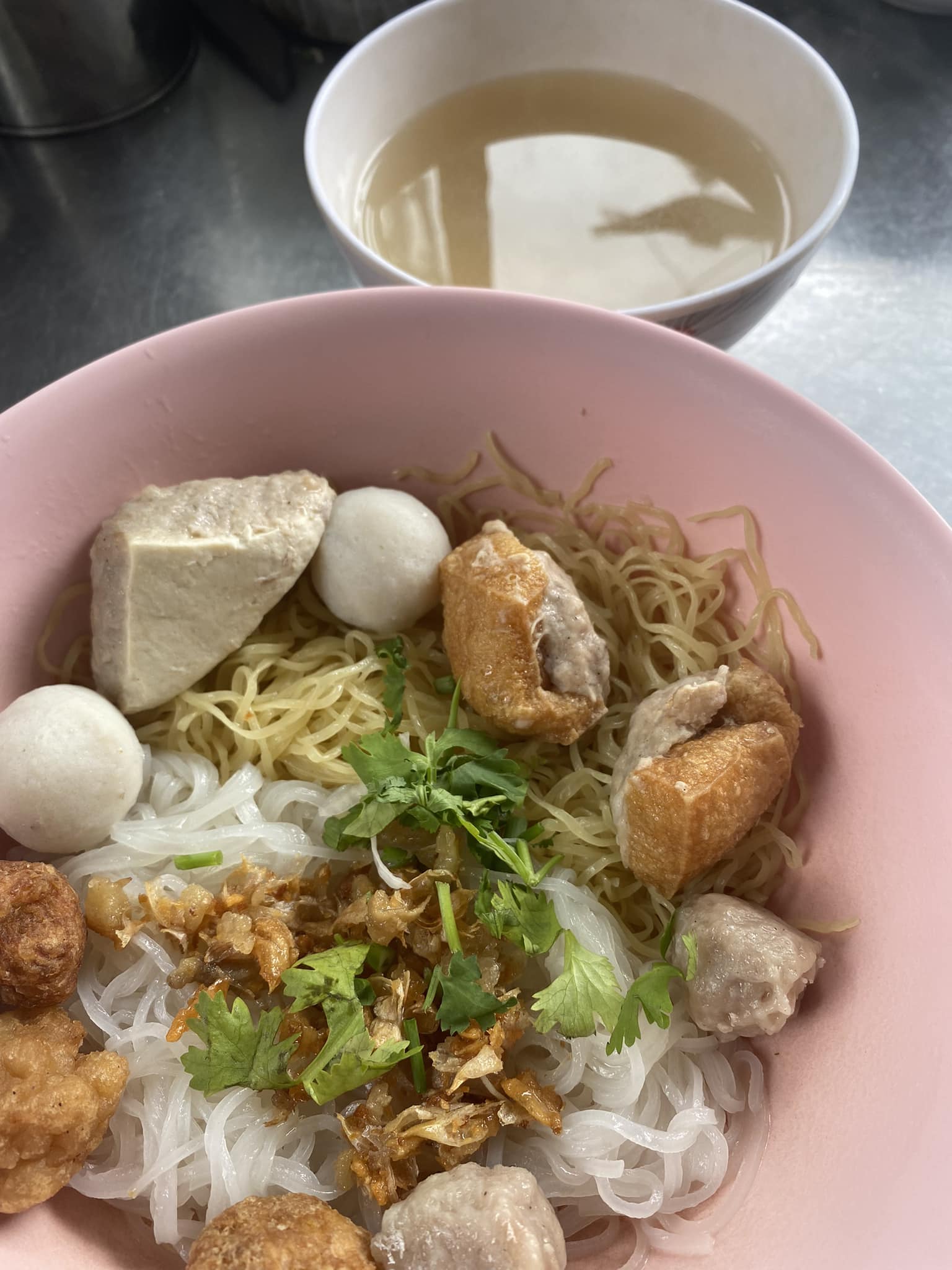 ก๋วยเตี๋ยวหม้อทอง เจริญกรุง57, ร้านเจ๊โหนก ก๋วยเตี๋ยวแคะ, ก๋วยเตี๋ยวแคะโคตรเครื่อง คอนแวนต์, ก๋วยเตี๋ยวแคะจุฬาเจ้าเก่า, ตั้งยู้ฮวด ลูกชิ้นกุ้งนี่ง, ก๋วยเตี๋ยวแคะ นายเหงี่ยน, ก๋วยเตี๋ยวแคะสุชาดา(จู)วรจักร, โกโจก๋วยเตี๋ยวแคะเจ้าเก่า2521 นายอ้วนหลังวัดสุทัศน์, ก๋วยเตี๋ยวแคะไปรษณีย์กลาง - วังหลัง, ก๋วยเตี๋ยวแคะสี่พระยา, ก๋วยเตี๋ยวแคะสีลม - ตรอกกะจั๊วในตำนาน, สุวิมลก๋วยเตี๋ยวแคะ ตลาดนางเลิ้ง, ตั้งหวังเจ๊ง ก๋วยเตี๋ยวแคะนายอ้วนเจ้าเก่า-เสาชิงช้า