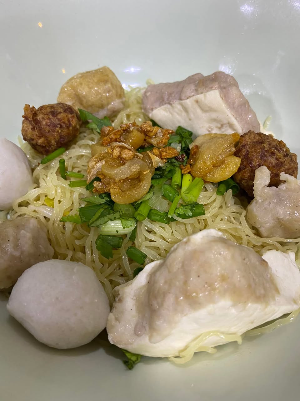 ก๋วยเตี๋ยวหม้อทอง เจริญกรุง57, ร้านเจ๊โหนก ก๋วยเตี๋ยวแคะ, ก๋วยเตี๋ยวแคะโคตรเครื่อง คอนแวนต์, ก๋วยเตี๋ยวแคะจุฬาเจ้าเก่า, ตั้งยู้ฮวด ลูกชิ้นกุ้งนี่ง, ก๋วยเตี๋ยวแคะ นายเหงี่ยน, ก๋วยเตี๋ยวแคะสุชาดา(จู)วรจักร, โกโจก๋วยเตี๋ยวแคะเจ้าเก่า2521 นายอ้วนหลังวัดสุทัศน์, ก๋วยเตี๋ยวแคะไปรษณีย์กลาง - วังหลัง, ก๋วยเตี๋ยวแคะสี่พระยา, ก๋วยเตี๋ยวแคะสีลม - ตรอกกะจั๊วในตำนาน, สุวิมลก๋วยเตี๋ยวแคะ ตลาดนางเลิ้ง, ตั้งหวังเจ๊ง ก๋วยเตี๋ยวแคะนายอ้วนเจ้าเก่า-เสาชิงช้า