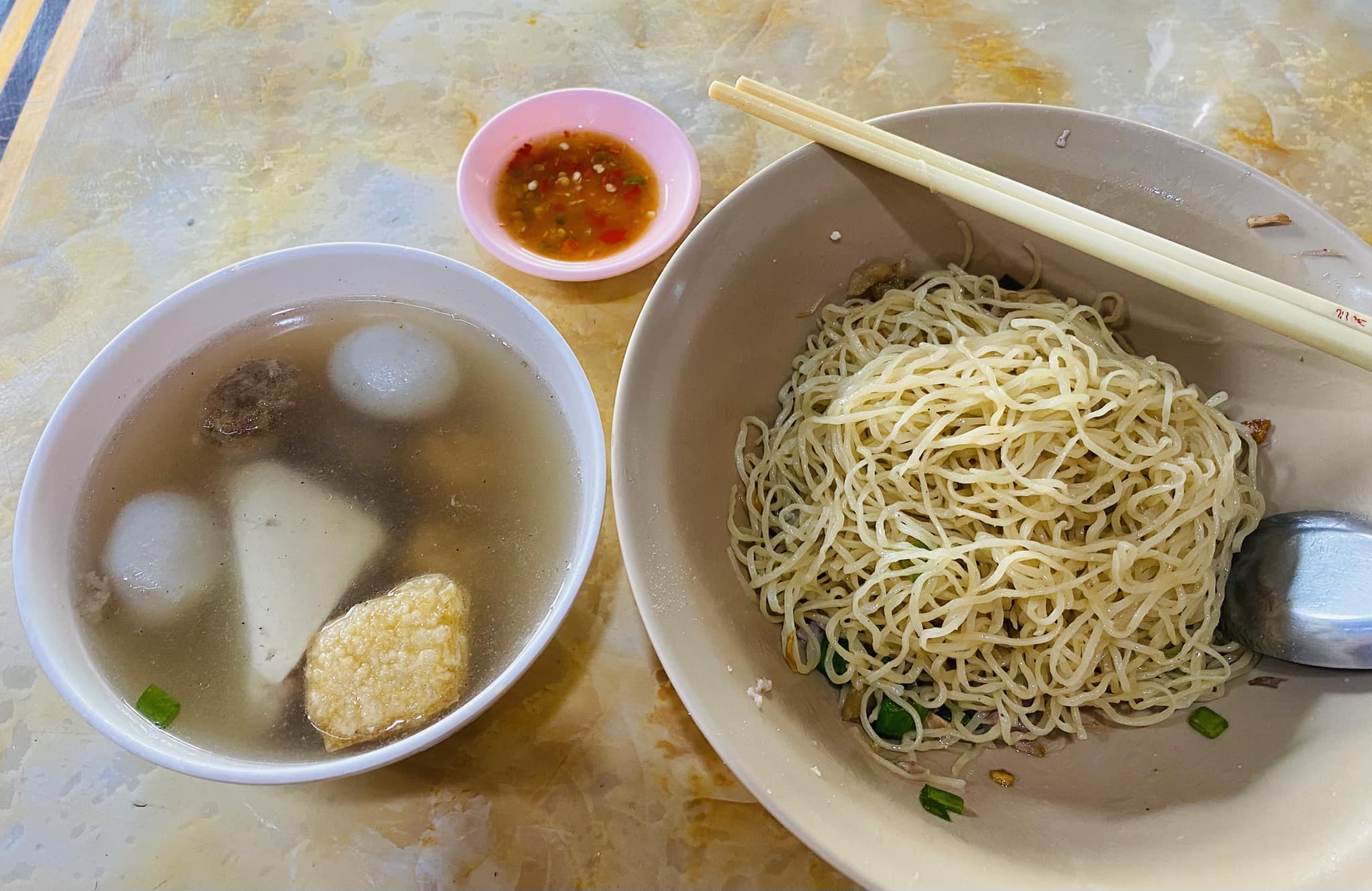 ก๋วยเตี๋ยวหม้อทอง เจริญกรุง57, ร้านเจ๊โหนก ก๋วยเตี๋ยวแคะ, ก๋วยเตี๋ยวแคะโคตรเครื่อง คอนแวนต์, ก๋วยเตี๋ยวแคะจุฬาเจ้าเก่า, ตั้งยู้ฮวด ลูกชิ้นกุ้งนี่ง, ก๋วยเตี๋ยวแคะ นายเหงี่ยน, ก๋วยเตี๋ยวแคะสุชาดา(จู)วรจักร, โกโจก๋วยเตี๋ยวแคะเจ้าเก่า2521 นายอ้วนหลังวัดสุทัศน์, ก๋วยเตี๋ยวแคะไปรษณีย์กลาง - วังหลัง, ก๋วยเตี๋ยวแคะสี่พระยา, ก๋วยเตี๋ยวแคะสีลม - ตรอกกะจั๊วในตำนาน, สุวิมลก๋วยเตี๋ยวแคะ ตลาดนางเลิ้ง, ตั้งหวังเจ๊ง ก๋วยเตี๋ยวแคะนายอ้วนเจ้าเก่า-เสาชิงช้า