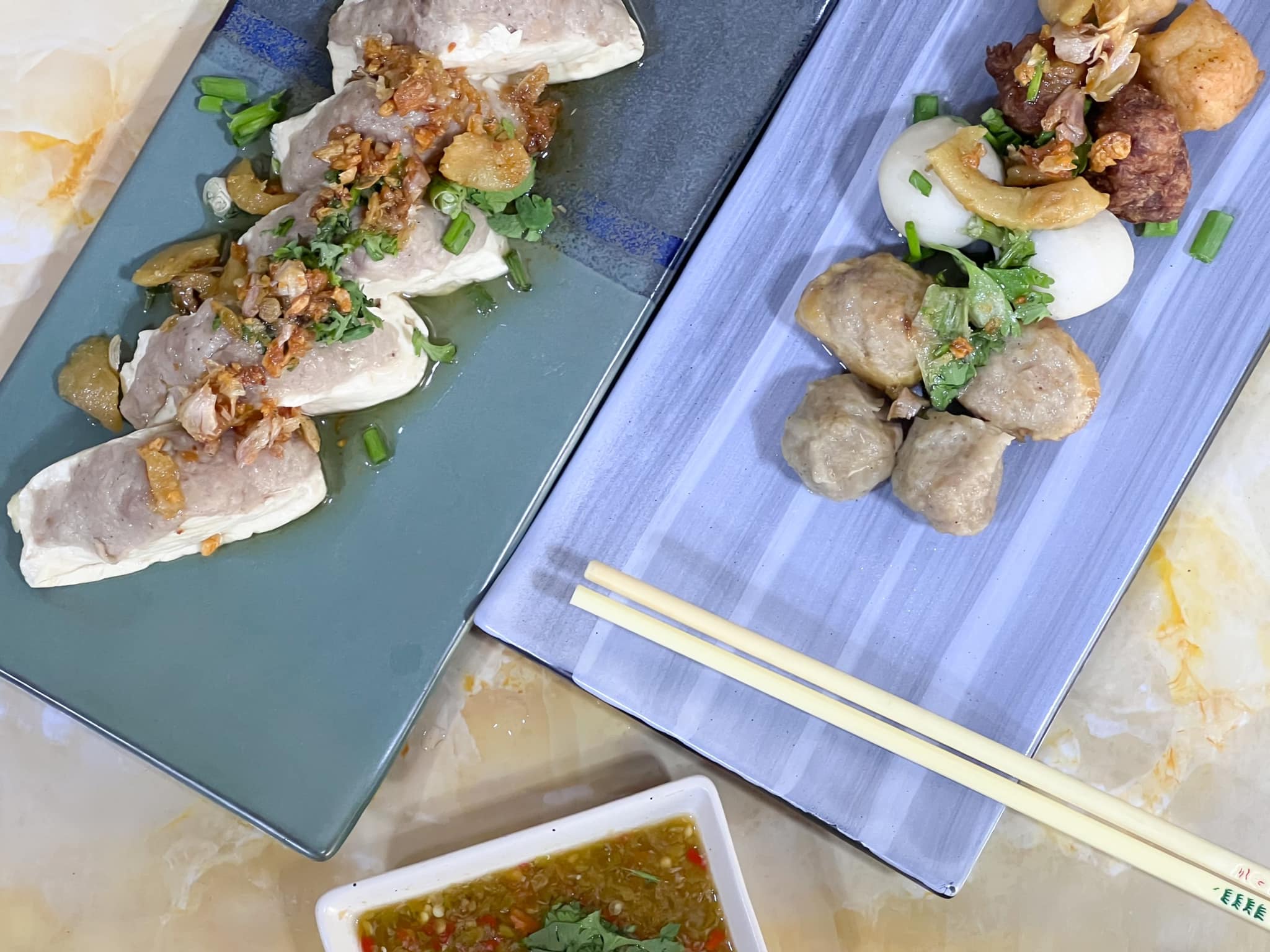 ก๋วยเตี๋ยวหม้อทอง เจริญกรุง57, ร้านเจ๊โหนก ก๋วยเตี๋ยวแคะ, ก๋วยเตี๋ยวแคะโคตรเครื่อง คอนแวนต์, ก๋วยเตี๋ยวแคะจุฬาเจ้าเก่า, ตั้งยู้ฮวด ลูกชิ้นกุ้งนี่ง, ก๋วยเตี๋ยวแคะ นายเหงี่ยน, ก๋วยเตี๋ยวแคะสุชาดา(จู)วรจักร, โกโจก๋วยเตี๋ยวแคะเจ้าเก่า2521 นายอ้วนหลังวัดสุทัศน์, ก๋วยเตี๋ยวแคะไปรษณีย์กลาง - วังหลัง, ก๋วยเตี๋ยวแคะสี่พระยา, ก๋วยเตี๋ยวแคะสีลม - ตรอกกะจั๊วในตำนาน, สุวิมลก๋วยเตี๋ยวแคะ ตลาดนางเลิ้ง, ตั้งหวังเจ๊ง ก๋วยเตี๋ยวแคะนายอ้วนเจ้าเก่า-เสาชิงช้า