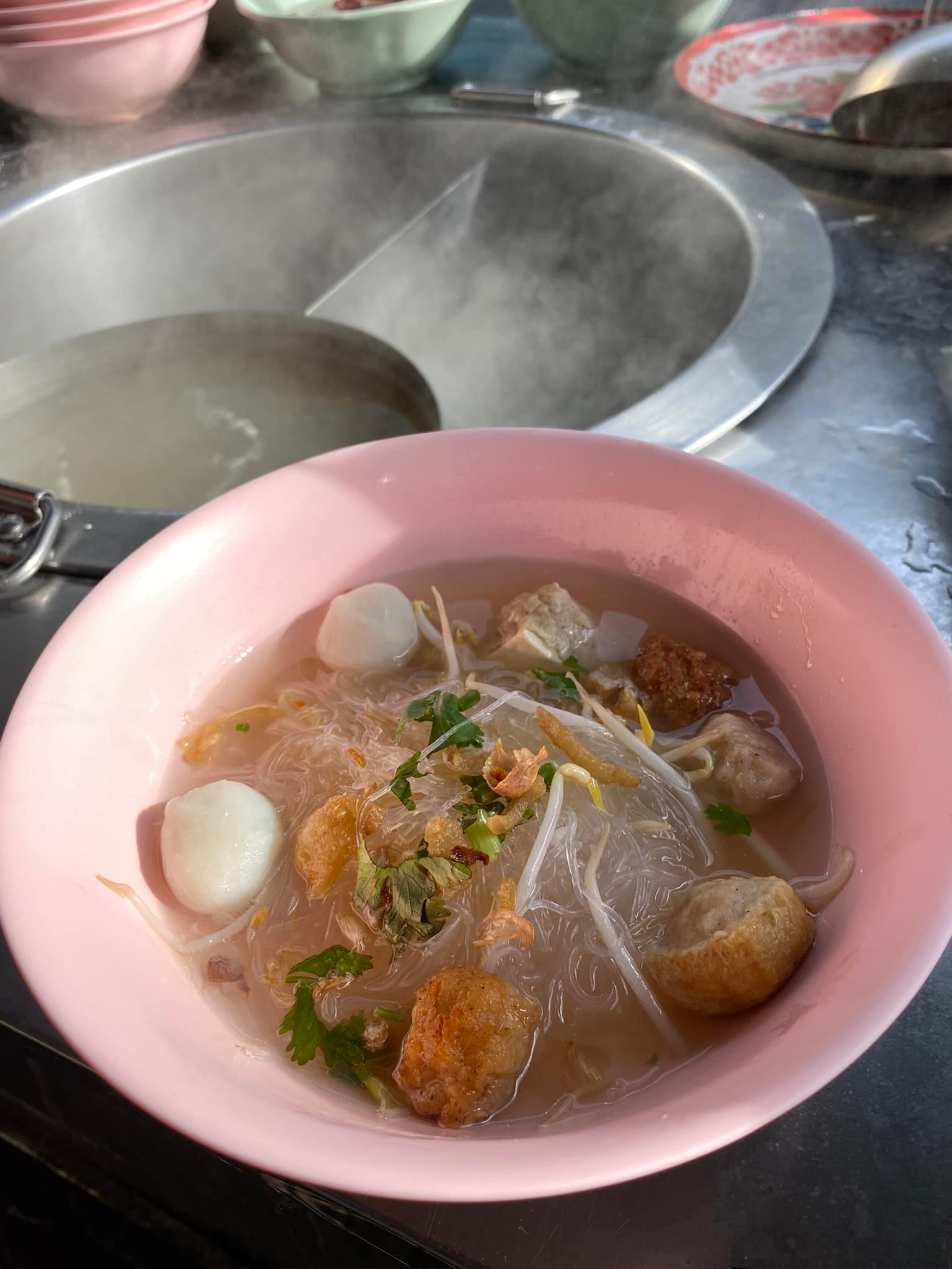 ก๋วยเตี๋ยวหม้อทอง เจริญกรุง57, ร้านเจ๊โหนก ก๋วยเตี๋ยวแคะ, ก๋วยเตี๋ยวแคะโคตรเครื่อง คอนแวนต์, ก๋วยเตี๋ยวแคะจุฬาเจ้าเก่า, ตั้งยู้ฮวด ลูกชิ้นกุ้งนี่ง, ก๋วยเตี๋ยวแคะ นายเหงี่ยน, ก๋วยเตี๋ยวแคะสุชาดา(จู)วรจักร, โกโจก๋วยเตี๋ยวแคะเจ้าเก่า2521 นายอ้วนหลังวัดสุทัศน์, ก๋วยเตี๋ยวแคะไปรษณีย์กลาง - วังหลัง, ก๋วยเตี๋ยวแคะสี่พระยา, ก๋วยเตี๋ยวแคะสีลม - ตรอกกะจั๊วในตำนาน, สุวิมลก๋วยเตี๋ยวแคะ ตลาดนางเลิ้ง, ตั้งหวังเจ๊ง ก๋วยเตี๋ยวแคะนายอ้วนเจ้าเก่า-เสาชิงช้า