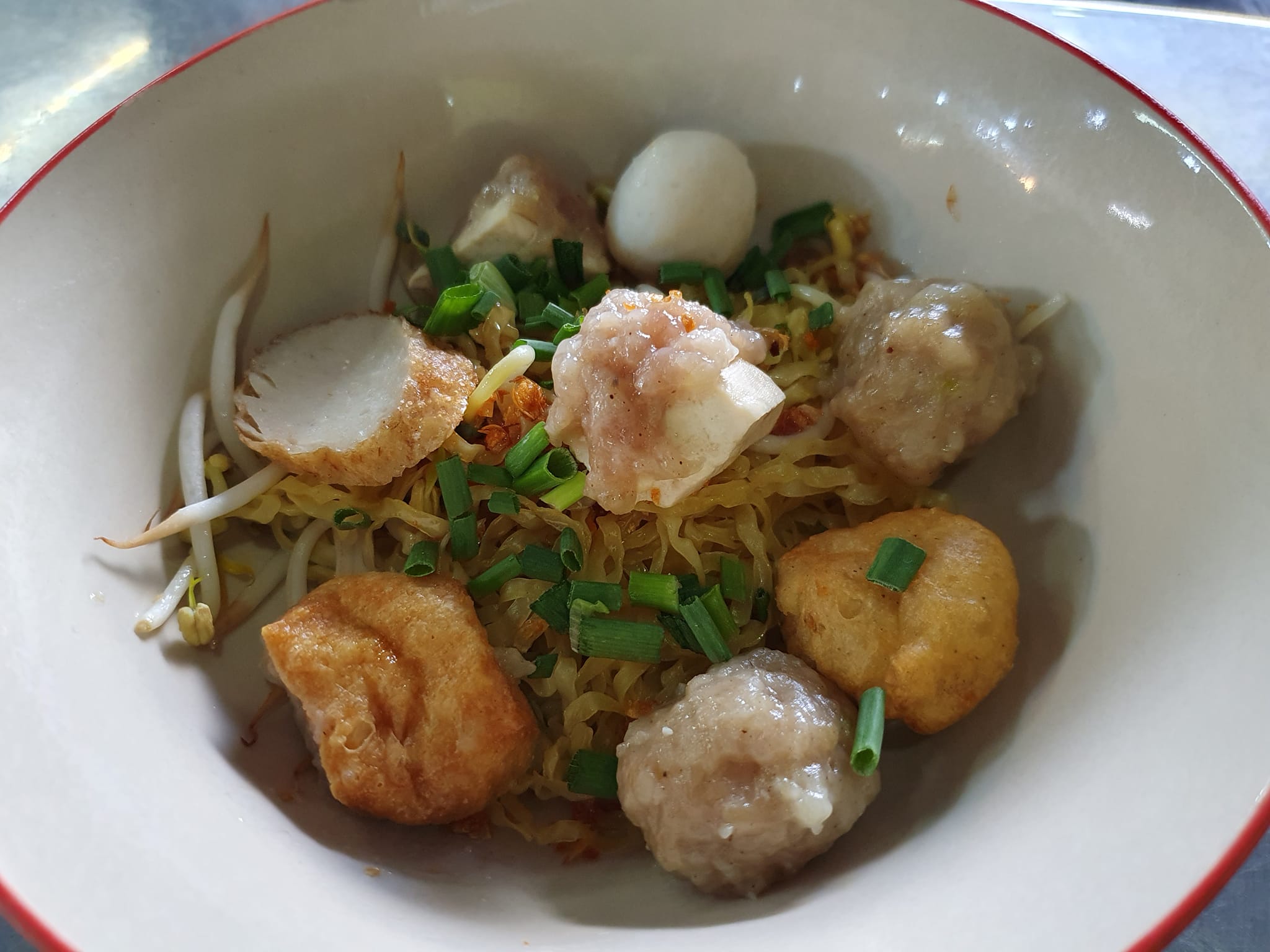 ก๋วยเตี๋ยวหม้อทอง เจริญกรุง57, ร้านเจ๊โหนก ก๋วยเตี๋ยวแคะ, ก๋วยเตี๋ยวแคะโคตรเครื่อง คอนแวนต์, ก๋วยเตี๋ยวแคะจุฬาเจ้าเก่า, ตั้งยู้ฮวด ลูกชิ้นกุ้งนี่ง, ก๋วยเตี๋ยวแคะ นายเหงี่ยน, ก๋วยเตี๋ยวแคะสุชาดา(จู)วรจักร, โกโจก๋วยเตี๋ยวแคะเจ้าเก่า2521 นายอ้วนหลังวัดสุทัศน์, ก๋วยเตี๋ยวแคะไปรษณีย์กลาง - วังหลัง, ก๋วยเตี๋ยวแคะสี่พระยา, ก๋วยเตี๋ยวแคะสีลม - ตรอกกะจั๊วในตำนาน, สุวิมลก๋วยเตี๋ยวแคะ ตลาดนางเลิ้ง, ตั้งหวังเจ๊ง ก๋วยเตี๋ยวแคะนายอ้วนเจ้าเก่า-เสาชิงช้า