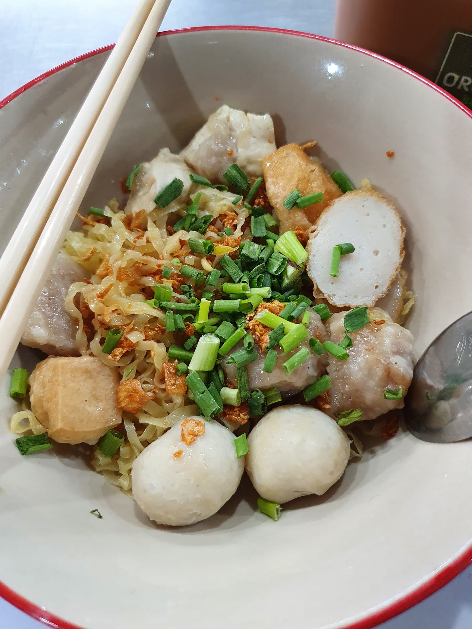 ก๋วยเตี๋ยวหม้อทอง เจริญกรุง57, ร้านเจ๊โหนก ก๋วยเตี๋ยวแคะ, ก๋วยเตี๋ยวแคะโคตรเครื่อง คอนแวนต์, ก๋วยเตี๋ยวแคะจุฬาเจ้าเก่า, ตั้งยู้ฮวด ลูกชิ้นกุ้งนี่ง, ก๋วยเตี๋ยวแคะ นายเหงี่ยน, ก๋วยเตี๋ยวแคะสุชาดา(จู)วรจักร, โกโจก๋วยเตี๋ยวแคะเจ้าเก่า2521 นายอ้วนหลังวัดสุทัศน์, ก๋วยเตี๋ยวแคะไปรษณีย์กลาง - วังหลัง, ก๋วยเตี๋ยวแคะสี่พระยา, ก๋วยเตี๋ยวแคะสีลม - ตรอกกะจั๊วในตำนาน, สุวิมลก๋วยเตี๋ยวแคะ ตลาดนางเลิ้ง, ตั้งหวังเจ๊ง ก๋วยเตี๋ยวแคะนายอ้วนเจ้าเก่า-เสาชิงช้า