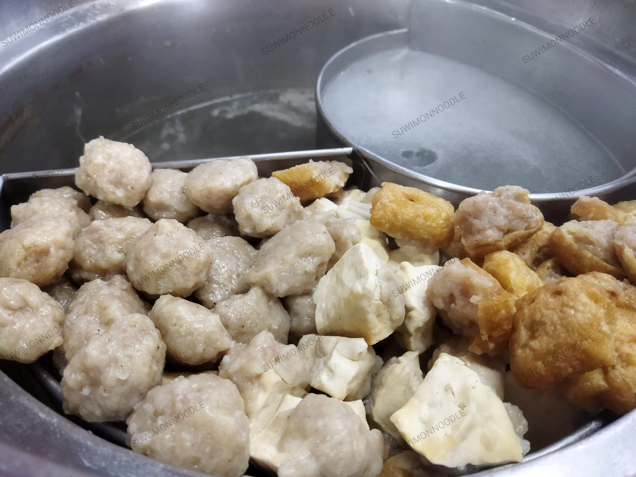 ก๋วยเตี๋ยวหม้อทอง เจริญกรุง57, ร้านเจ๊โหนก ก๋วยเตี๋ยวแคะ, ก๋วยเตี๋ยวแคะโคตรเครื่อง คอนแวนต์, ก๋วยเตี๋ยวแคะจุฬาเจ้าเก่า, ตั้งยู้ฮวด ลูกชิ้นกุ้งนี่ง, ก๋วยเตี๋ยวแคะ นายเหงี่ยน, ก๋วยเตี๋ยวแคะสุชาดา(จู)วรจักร, โกโจก๋วยเตี๋ยวแคะเจ้าเก่า2521 นายอ้วนหลังวัดสุทัศน์, ก๋วยเตี๋ยวแคะไปรษณีย์กลาง - วังหลัง, ก๋วยเตี๋ยวแคะสี่พระยา, ก๋วยเตี๋ยวแคะสีลม - ตรอกกะจั๊วในตำนาน, สุวิมลก๋วยเตี๋ยวแคะ ตลาดนางเลิ้ง, ตั้งหวังเจ๊ง ก๋วยเตี๋ยวแคะนายอ้วนเจ้าเก่า-เสาชิงช้า