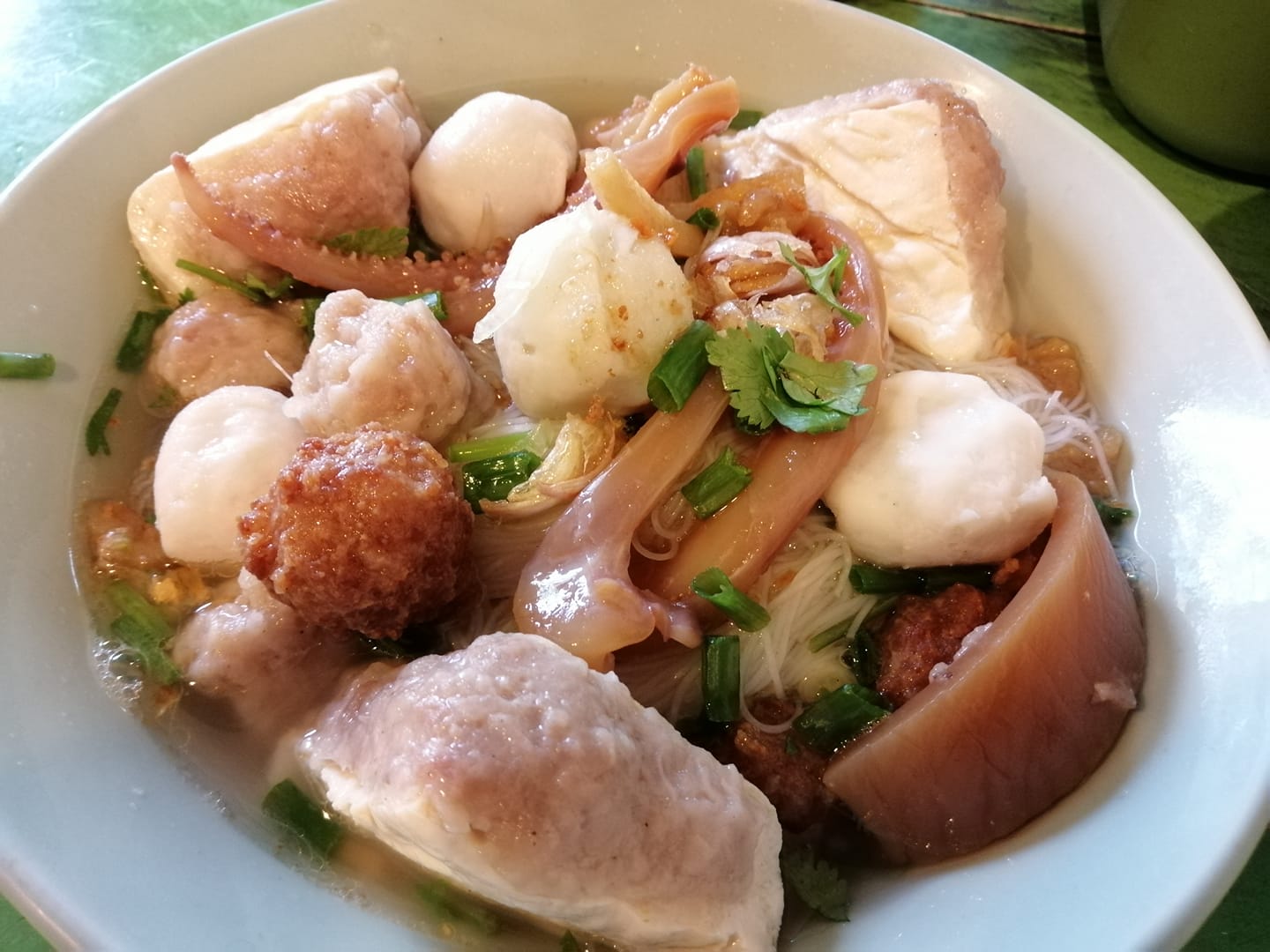 ก๋วยเตี๋ยวหม้อทอง เจริญกรุง57, ร้านเจ๊โหนก ก๋วยเตี๋ยวแคะ, ก๋วยเตี๋ยวแคะโคตรเครื่อง คอนแวนต์, ก๋วยเตี๋ยวแคะจุฬาเจ้าเก่า, ตั้งยู้ฮวด ลูกชิ้นกุ้งนี่ง, ก๋วยเตี๋ยวแคะ นายเหงี่ยน, ก๋วยเตี๋ยวแคะสุชาดา(จู)วรจักร, โกโจก๋วยเตี๋ยวแคะเจ้าเก่า2521 นายอ้วนหลังวัดสุทัศน์, ก๋วยเตี๋ยวแคะไปรษณีย์กลาง - วังหลัง, ก๋วยเตี๋ยวแคะสี่พระยา, ก๋วยเตี๋ยวแคะสีลม - ตรอกกะจั๊วในตำนาน, สุวิมลก๋วยเตี๋ยวแคะ ตลาดนางเลิ้ง, ตั้งหวังเจ๊ง ก๋วยเตี๋ยวแคะนายอ้วนเจ้าเก่า-เสาชิงช้า
