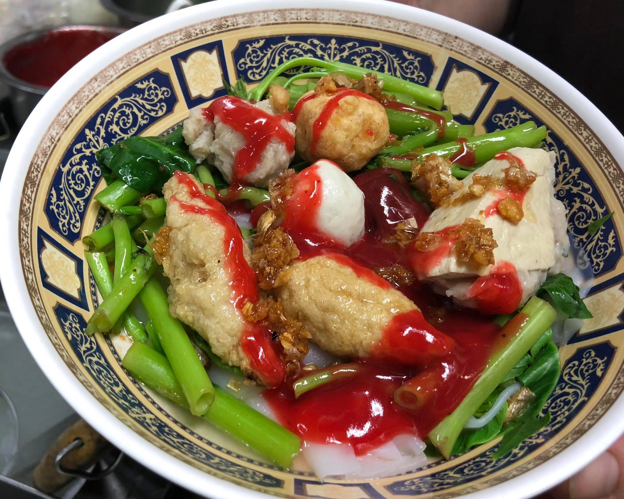 ก๋วยเตี๋ยวหม้อทอง เจริญกรุง57, ร้านเจ๊โหนก ก๋วยเตี๋ยวแคะ, ก๋วยเตี๋ยวแคะโคตรเครื่อง คอนแวนต์, ก๋วยเตี๋ยวแคะจุฬาเจ้าเก่า, ตั้งยู้ฮวด ลูกชิ้นกุ้งนี่ง, ก๋วยเตี๋ยวแคะ นายเหงี่ยน, ก๋วยเตี๋ยวแคะสุชาดา(จู)วรจักร, โกโจก๋วยเตี๋ยวแคะเจ้าเก่า2521 นายอ้วนหลังวัดสุทัศน์, ก๋วยเตี๋ยวแคะไปรษณีย์กลาง - วังหลัง, ก๋วยเตี๋ยวแคะสี่พระยา, ก๋วยเตี๋ยวแคะสีลม - ตรอกกะจั๊วในตำนาน, สุวิมลก๋วยเตี๋ยวแคะ ตลาดนางเลิ้ง, ตั้งหวังเจ๊ง ก๋วยเตี๋ยวแคะนายอ้วนเจ้าเก่า-เสาชิงช้า