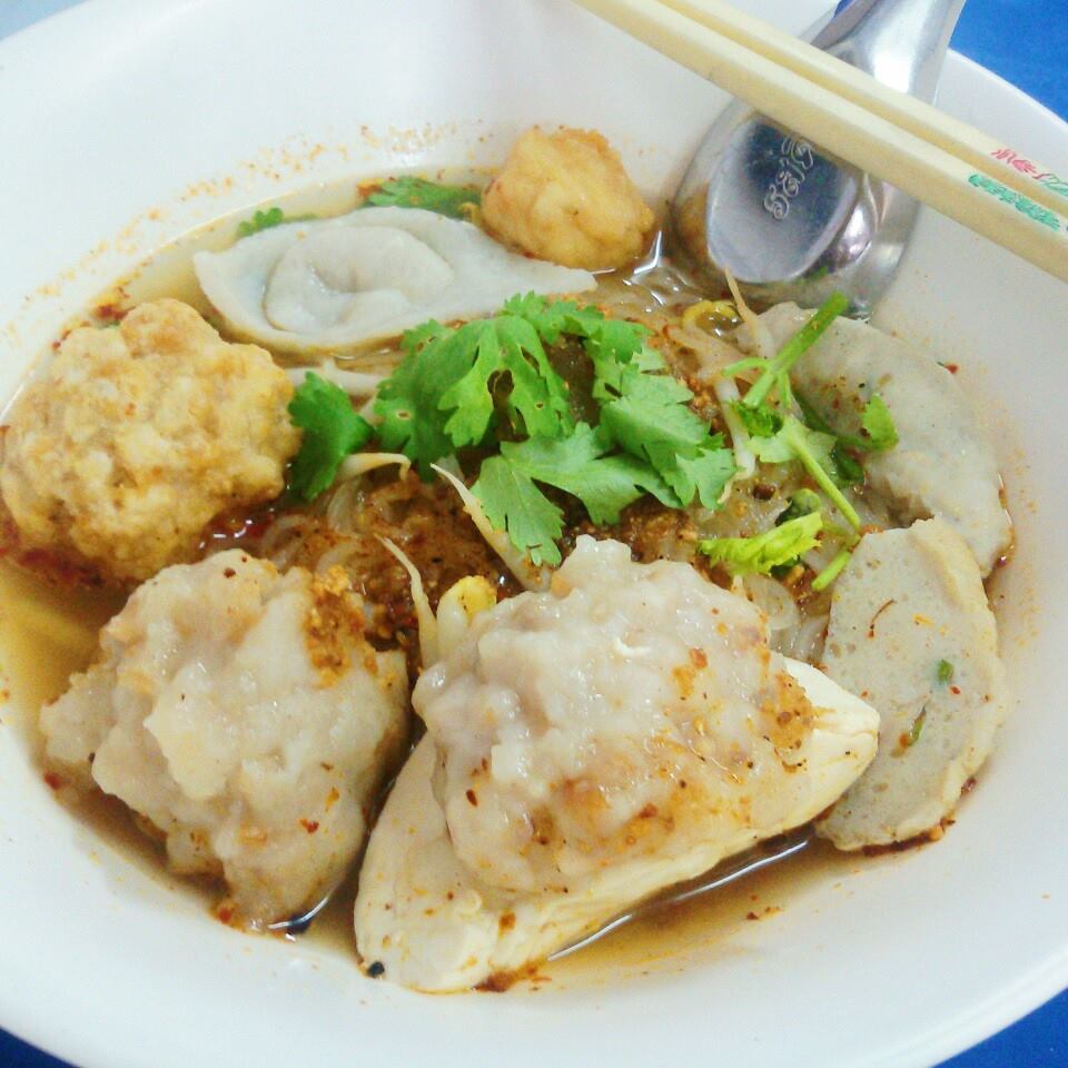 ก๋วยเตี๋ยวหม้อทอง เจริญกรุง57, ร้านเจ๊โหนก ก๋วยเตี๋ยวแคะ, ก๋วยเตี๋ยวแคะโคตรเครื่อง คอนแวนต์, ก๋วยเตี๋ยวแคะจุฬาเจ้าเก่า, ตั้งยู้ฮวด ลูกชิ้นกุ้งนี่ง, ก๋วยเตี๋ยวแคะ นายเหงี่ยน, ก๋วยเตี๋ยวแคะสุชาดา(จู)วรจักร, โกโจก๋วยเตี๋ยวแคะเจ้าเก่า2521 นายอ้วนหลังวัดสุทัศน์, ก๋วยเตี๋ยวแคะไปรษณีย์กลาง - วังหลัง, ก๋วยเตี๋ยวแคะสี่พระยา, ก๋วยเตี๋ยวแคะสีลม - ตรอกกะจั๊วในตำนาน, สุวิมลก๋วยเตี๋ยวแคะ ตลาดนางเลิ้ง, ตั้งหวังเจ๊ง ก๋วยเตี๋ยวแคะนายอ้วนเจ้าเก่า-เสาชิงช้า