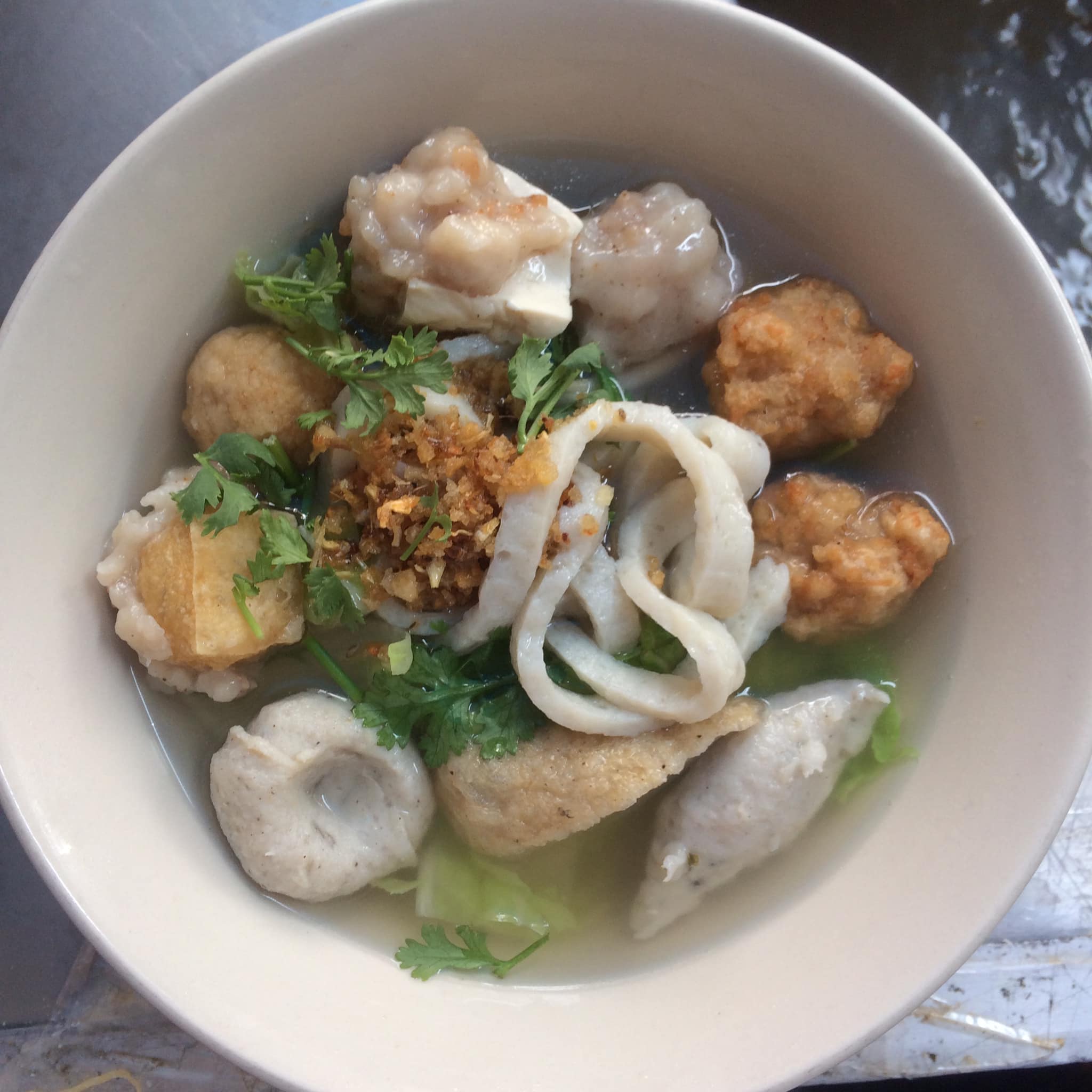 ก๋วยเตี๋ยวหม้อทอง เจริญกรุง57, ร้านเจ๊โหนก ก๋วยเตี๋ยวแคะ, ก๋วยเตี๋ยวแคะโคตรเครื่อง คอนแวนต์, ก๋วยเตี๋ยวแคะจุฬาเจ้าเก่า, ตั้งยู้ฮวด ลูกชิ้นกุ้งนี่ง, ก๋วยเตี๋ยวแคะ นายเหงี่ยน, ก๋วยเตี๋ยวแคะสุชาดา(จู)วรจักร, โกโจก๋วยเตี๋ยวแคะเจ้าเก่า2521 นายอ้วนหลังวัดสุทัศน์, ก๋วยเตี๋ยวแคะไปรษณีย์กลาง - วังหลัง, ก๋วยเตี๋ยวแคะสี่พระยา, ก๋วยเตี๋ยวแคะสีลม - ตรอกกะจั๊วในตำนาน, สุวิมลก๋วยเตี๋ยวแคะ ตลาดนางเลิ้ง, ตั้งหวังเจ๊ง ก๋วยเตี๋ยวแคะนายอ้วนเจ้าเก่า-เสาชิงช้า