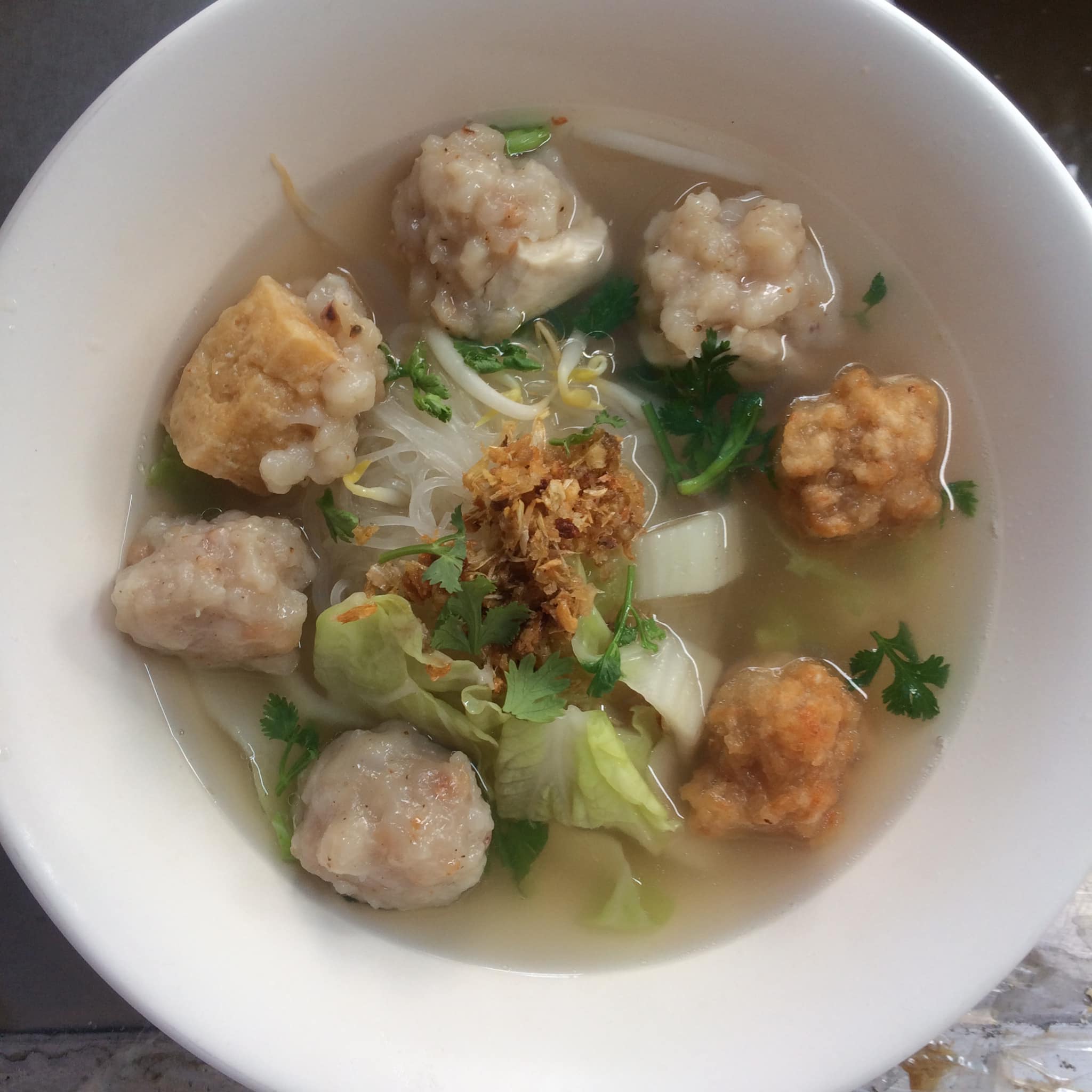 ก๋วยเตี๋ยวหม้อทอง เจริญกรุง57, ร้านเจ๊โหนก ก๋วยเตี๋ยวแคะ, ก๋วยเตี๋ยวแคะโคตรเครื่อง คอนแวนต์, ก๋วยเตี๋ยวแคะจุฬาเจ้าเก่า, ตั้งยู้ฮวด ลูกชิ้นกุ้งนี่ง, ก๋วยเตี๋ยวแคะ นายเหงี่ยน, ก๋วยเตี๋ยวแคะสุชาดา(จู)วรจักร, โกโจก๋วยเตี๋ยวแคะเจ้าเก่า2521 นายอ้วนหลังวัดสุทัศน์, ก๋วยเตี๋ยวแคะไปรษณีย์กลาง - วังหลัง, ก๋วยเตี๋ยวแคะสี่พระยา, ก๋วยเตี๋ยวแคะสีลม - ตรอกกะจั๊วในตำนาน, สุวิมลก๋วยเตี๋ยวแคะ ตลาดนางเลิ้ง, ตั้งหวังเจ๊ง ก๋วยเตี๋ยวแคะนายอ้วนเจ้าเก่า-เสาชิงช้า