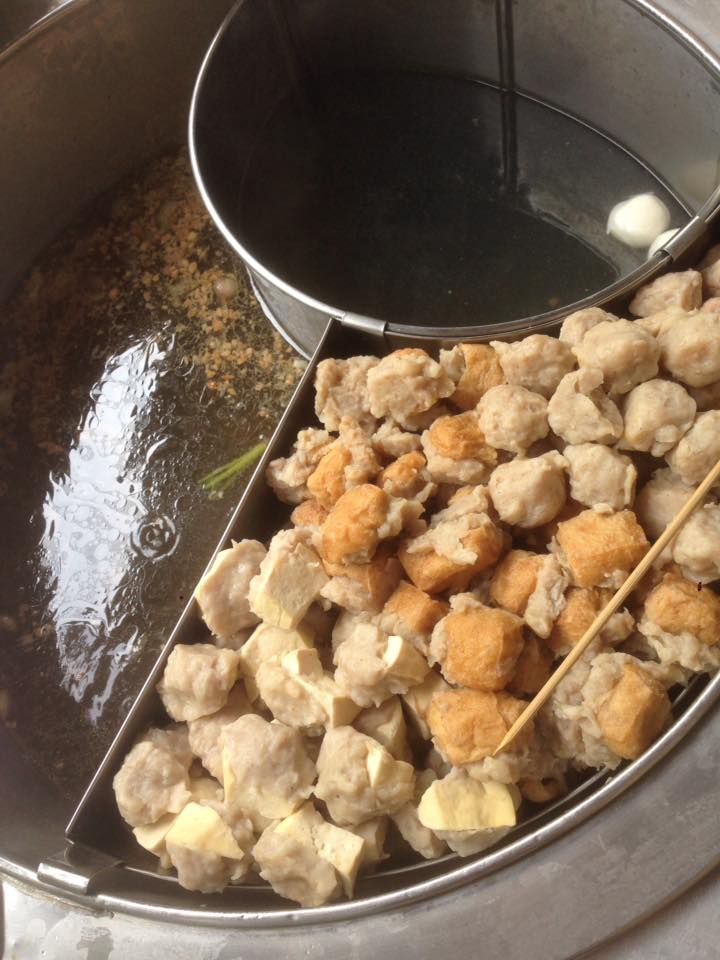 ก๋วยเตี๋ยวหม้อทอง เจริญกรุง57, ร้านเจ๊โหนก ก๋วยเตี๋ยวแคะ, ก๋วยเตี๋ยวแคะโคตรเครื่อง คอนแวนต์, ก๋วยเตี๋ยวแคะจุฬาเจ้าเก่า, ตั้งยู้ฮวด ลูกชิ้นกุ้งนี่ง, ก๋วยเตี๋ยวแคะ นายเหงี่ยน, ก๋วยเตี๋ยวแคะสุชาดา(จู)วรจักร, โกโจก๋วยเตี๋ยวแคะเจ้าเก่า2521 นายอ้วนหลังวัดสุทัศน์, ก๋วยเตี๋ยวแคะไปรษณีย์กลาง - วังหลัง, ก๋วยเตี๋ยวแคะสี่พระยา, ก๋วยเตี๋ยวแคะสีลม - ตรอกกะจั๊วในตำนาน, สุวิมลก๋วยเตี๋ยวแคะ ตลาดนางเลิ้ง, ตั้งหวังเจ๊ง ก๋วยเตี๋ยวแคะนายอ้วนเจ้าเก่า-เสาชิงช้า