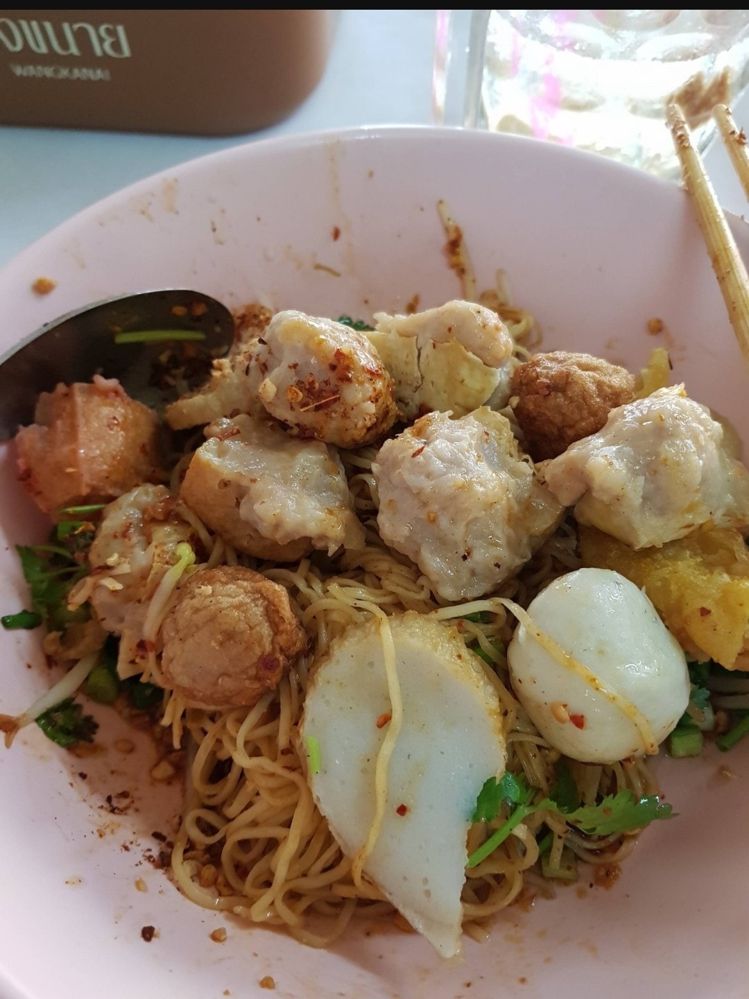 ก๋วยเตี๋ยวหม้อทอง เจริญกรุง57, ร้านเจ๊โหนก ก๋วยเตี๋ยวแคะ, ก๋วยเตี๋ยวแคะโคตรเครื่อง คอนแวนต์, ก๋วยเตี๋ยวแคะจุฬาเจ้าเก่า, ตั้งยู้ฮวด ลูกชิ้นกุ้งนี่ง, ก๋วยเตี๋ยวแคะ นายเหงี่ยน, ก๋วยเตี๋ยวแคะสุชาดา(จู)วรจักร, โกโจก๋วยเตี๋ยวแคะเจ้าเก่า2521 นายอ้วนหลังวัดสุทัศน์, ก๋วยเตี๋ยวแคะไปรษณีย์กลาง - วังหลัง, ก๋วยเตี๋ยวแคะสี่พระยา, ก๋วยเตี๋ยวแคะสีลม - ตรอกกะจั๊วในตำนาน, สุวิมลก๋วยเตี๋ยวแคะ ตลาดนางเลิ้ง, ตั้งหวังเจ๊ง ก๋วยเตี๋ยวแคะนายอ้วนเจ้าเก่า-เสาชิงช้า