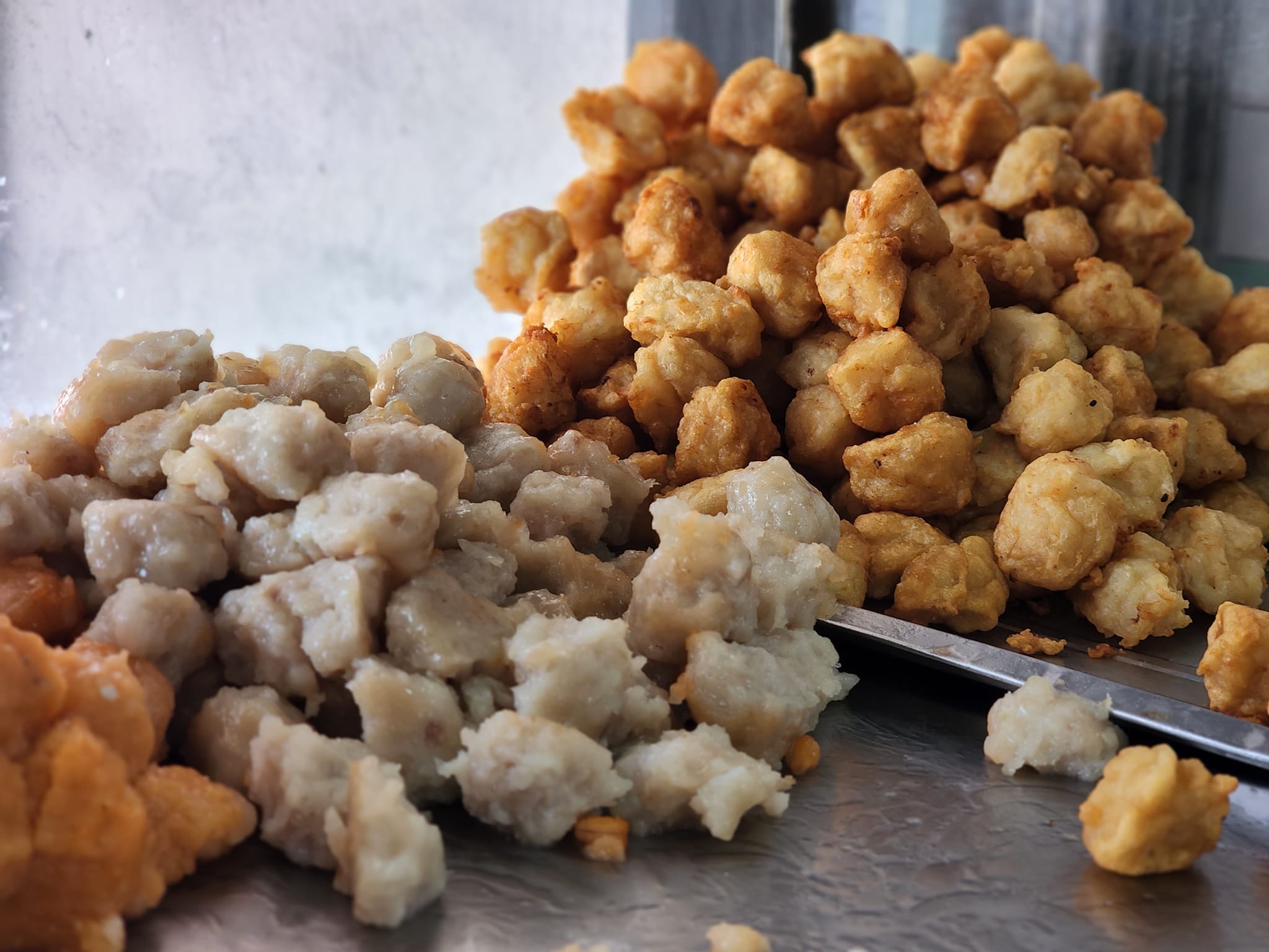 ก๋วยเตี๋ยวหม้อทอง เจริญกรุง57, ร้านเจ๊โหนก ก๋วยเตี๋ยวแคะ, ก๋วยเตี๋ยวแคะโคตรเครื่อง คอนแวนต์, ก๋วยเตี๋ยวแคะจุฬาเจ้าเก่า, ตั้งยู้ฮวด ลูกชิ้นกุ้งนี่ง, ก๋วยเตี๋ยวแคะ นายเหงี่ยน, ก๋วยเตี๋ยวแคะสุชาดา(จู)วรจักร, โกโจก๋วยเตี๋ยวแคะเจ้าเก่า2521 นายอ้วนหลังวัดสุทัศน์, ก๋วยเตี๋ยวแคะไปรษณีย์กลาง - วังหลัง, ก๋วยเตี๋ยวแคะสี่พระยา, ก๋วยเตี๋ยวแคะสีลม - ตรอกกะจั๊วในตำนาน, สุวิมลก๋วยเตี๋ยวแคะ ตลาดนางเลิ้ง, ตั้งหวังเจ๊ง ก๋วยเตี๋ยวแคะนายอ้วนเจ้าเก่า-เสาชิงช้า