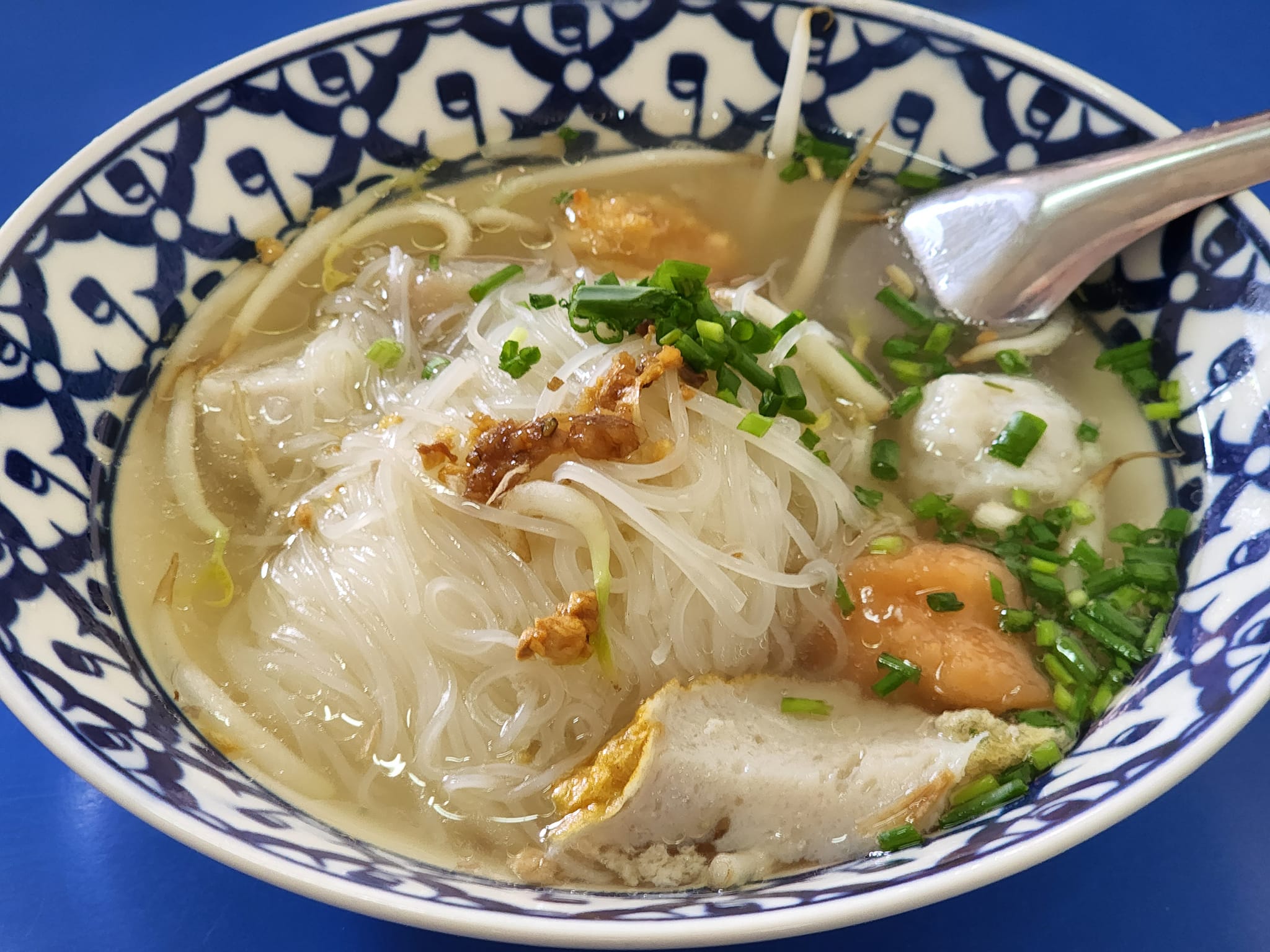ก๋วยเตี๋ยวหม้อทอง เจริญกรุง57, ร้านเจ๊โหนก ก๋วยเตี๋ยวแคะ, ก๋วยเตี๋ยวแคะโคตรเครื่อง คอนแวนต์, ก๋วยเตี๋ยวแคะจุฬาเจ้าเก่า, ตั้งยู้ฮวด ลูกชิ้นกุ้งนี่ง, ก๋วยเตี๋ยวแคะ นายเหงี่ยน, ก๋วยเตี๋ยวแคะสุชาดา(จู)วรจักร, โกโจก๋วยเตี๋ยวแคะเจ้าเก่า2521 นายอ้วนหลังวัดสุทัศน์, ก๋วยเตี๋ยวแคะไปรษณีย์กลาง - วังหลัง, ก๋วยเตี๋ยวแคะสี่พระยา, ก๋วยเตี๋ยวแคะสีลม - ตรอกกะจั๊วในตำนาน, สุวิมลก๋วยเตี๋ยวแคะ ตลาดนางเลิ้ง, ตั้งหวังเจ๊ง ก๋วยเตี๋ยวแคะนายอ้วนเจ้าเก่า-เสาชิงช้า