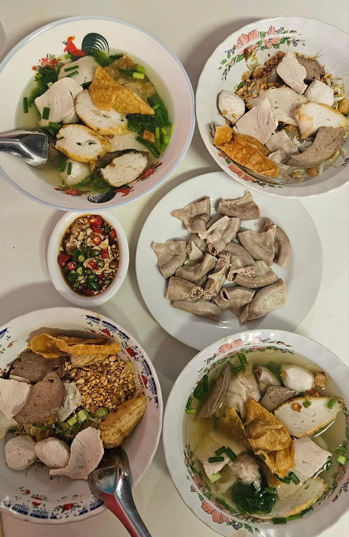 เมตตา หมูทอด, ข้าวมันไก่โง้วชุ้งฮวด, ร้านอาหารเรือนแพ, ป้าเก๋แหนมเนือง, ก๋วยเตี๋ยวต้มยำพริกเผาหมูบ่ะช่อ, อบเจริญ, ร้านก๋วยเตี๋ยวสวนรื่น ซ.จรัญฯ66/1, อรวรรณ แหนมเนือง, ครัวศรแดง, ยุ้ยกี่บะหมี่ราชวิถี