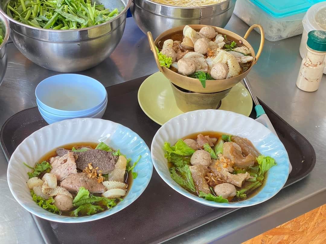 หมี่สะปำ คุณยายเจียร ภูเก็ต, ร้านก๋วยเตี๋ยวเนื้อวัวรับอรุณ, หมี่อ่าวเก, หมี่น้ำกุ้ง อ่าวเก ถนน พูนผล, กิตติก๋วยเตี๋ยวเป็ด ภูเก็ต, ก๋วยเตี๋ยวเรือราไวย์ ซอยใสยวน, ร้านก๋วยเตี๋ยวเรือสี่พระยา (สาขาฉลอง), กิมท้อ นครปฐม, ก๋วยเตี๋ยวลูกชิ้นเนื้อรามา, หมี่แป๊ะเถว, ร้านหมี่โป๋เบี๋ยน, ก๋วยเตี๋ยวเรืออัมพวาภูเก็ต
