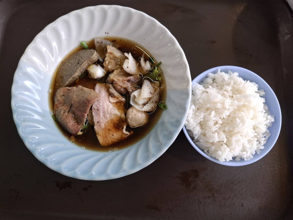 หมี่สะปำ คุณยายเจียร ภูเก็ต, ร้านก๋วยเตี๋ยวเนื้อวัวรับอรุณ, หมี่อ่าวเก, หมี่น้ำกุ้ง อ่าวเก ถนน พูนผล, กิตติก๋วยเตี๋ยวเป็ด ภูเก็ต, ก๋วยเตี๋ยวเรือราไวย์ ซอยใสยวน, ร้านก๋วยเตี๋ยวเรือสี่พระยา (สาขาฉลอง), กิมท้อ นครปฐม, ก๋วยเตี๋ยวลูกชิ้นเนื้อรามา, หมี่แป๊ะเถว, ร้านหมี่โป๋เบี๋ยน, ก๋วยเตี๋ยวเรืออัมพวาภูเก็ต