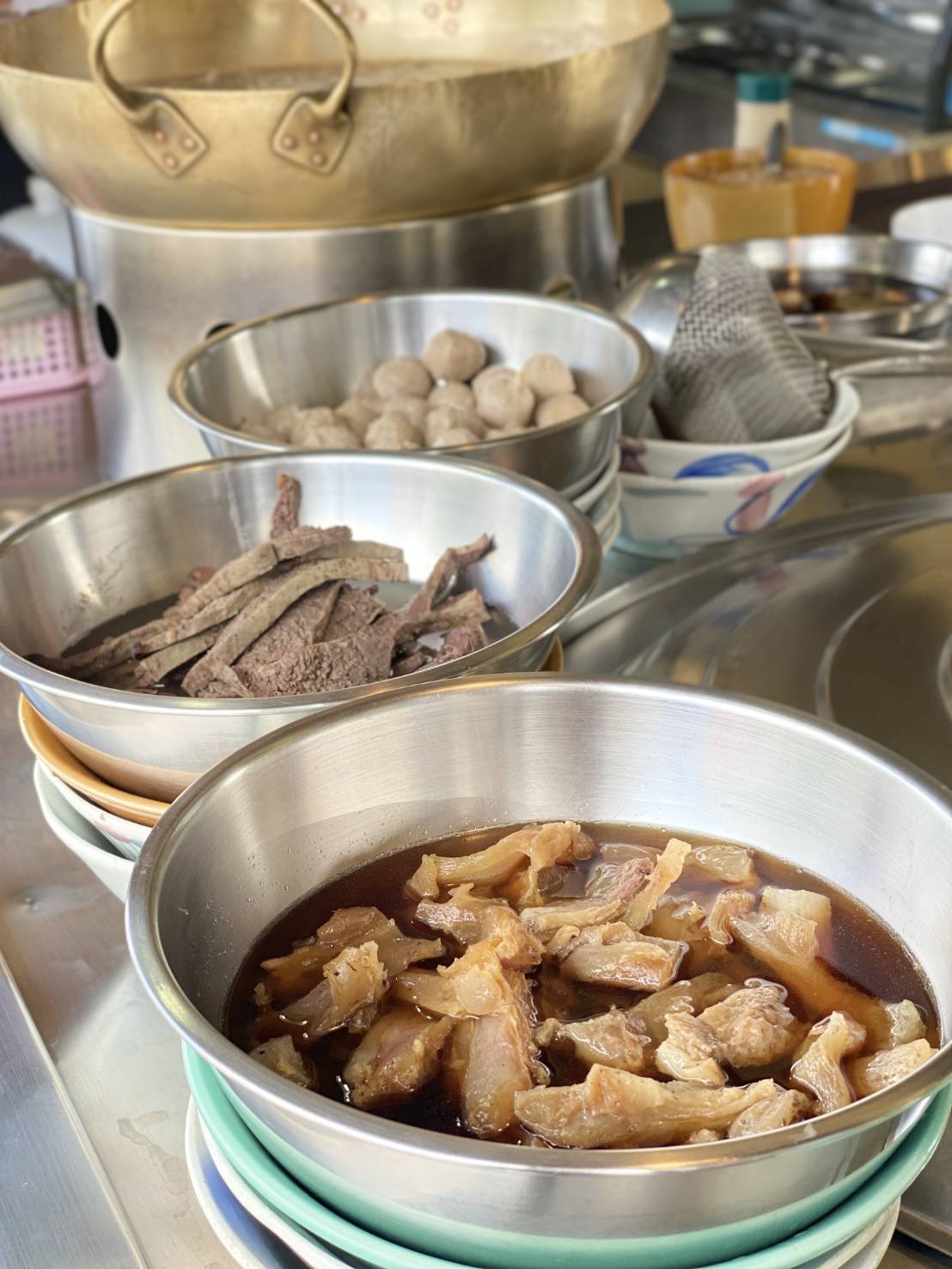 หมี่สะปำ คุณยายเจียร ภูเก็ต, ร้านก๋วยเตี๋ยวเนื้อวัวรับอรุณ, หมี่อ่าวเก, หมี่น้ำกุ้ง อ่าวเก ถนน พูนผล, กิตติก๋วยเตี๋ยวเป็ด ภูเก็ต, ก๋วยเตี๋ยวเรือราไวย์ ซอยใสยวน, ร้านก๋วยเตี๋ยวเรือสี่พระยา (สาขาฉลอง), กิมท้อ นครปฐม, ก๋วยเตี๋ยวลูกชิ้นเนื้อรามา, หมี่แป๊ะเถว, ร้านหมี่โป๋เบี๋ยน, ก๋วยเตี๋ยวเรืออัมพวาภูเก็ต