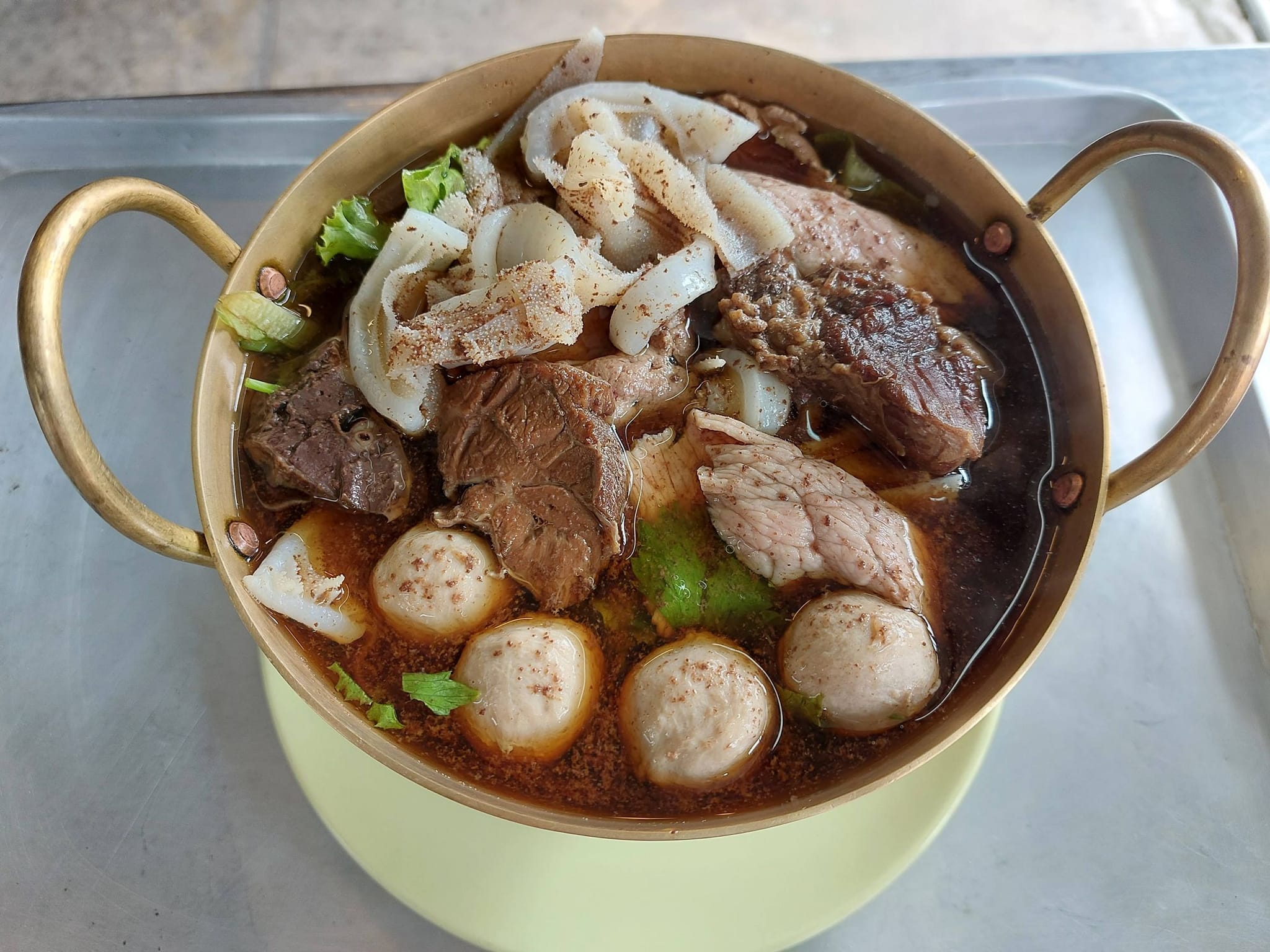 หมี่สะปำ คุณยายเจียร ภูเก็ต, ร้านก๋วยเตี๋ยวเนื้อวัวรับอรุณ, หมี่อ่าวเก, หมี่น้ำกุ้ง อ่าวเก ถนน พูนผล, กิตติก๋วยเตี๋ยวเป็ด ภูเก็ต, ก๋วยเตี๋ยวเรือราไวย์ ซอยใสยวน, ร้านก๋วยเตี๋ยวเรือสี่พระยา (สาขาฉลอง), กิมท้อ นครปฐม, ก๋วยเตี๋ยวลูกชิ้นเนื้อรามา, หมี่แป๊ะเถว, ร้านหมี่โป๋เบี๋ยน, ก๋วยเตี๋ยวเรืออัมพวาภูเก็ต