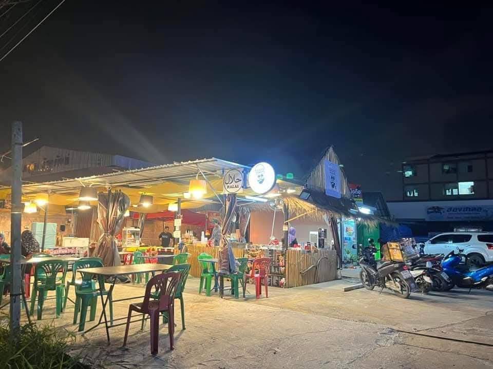 ชายกลาง ทาโกะยากิ - สาขาหทัยราษฎร์ 6, Makindi Takoyaki มา-กิน-ดิ ทาโกะยากิ, Takobaker - ทาโกะยากิ บรรทัดทอง จุฬา 18, ทาโกะยากิริมคลอง-ฮาล้าล