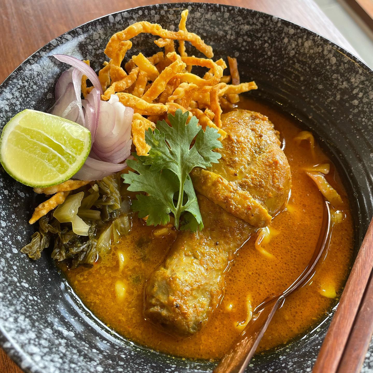 Khao-Sō-i, สาขาสยามพารากอน, อองตอง ข้าวซอย, Mugkhaosoi มักข้าวซอย, ข้าวซอยเชียงใหม่ สุโขทัยซอย 5, ข้าวซอยแม่สุภาพ เจ้าเก่าย่านเทเวศน์, หอมด่วน, ข้าวซอยลำดวนฟ้าฮ่ามเชียงใหม่, สาขาวิภาวดีรังสิต 58, Lanna Eatery, ต๊ะต่อนยอน, Cr. ภาพทั้งหมดจาก Facebook ต๊ะต่อนยอน อาหารเหนือ, ข้าวซอยดอยคำ, ฮ้านจาวเหนือ, ทิศเหนือ