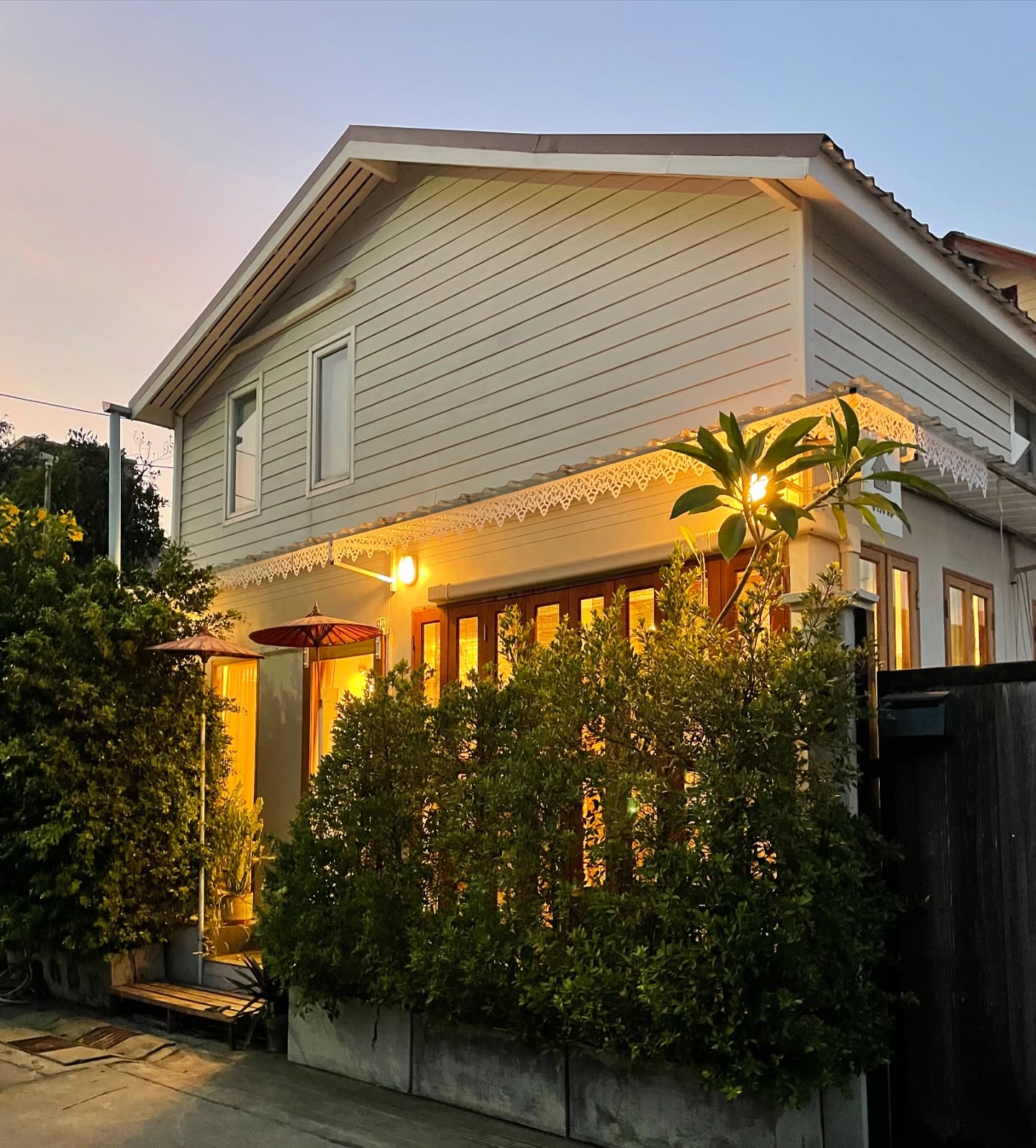 Khao-Sō-i, สาขาสยามพารากอน, อองตอง ข้าวซอย, Mugkhaosoi มักข้าวซอย, ข้าวซอยเชียงใหม่ สุโขทัยซอย 5, ข้าวซอยแม่สุภาพ เจ้าเก่าย่านเทเวศน์, หอมด่วน, ข้าวซอยลำดวนฟ้าฮ่ามเชียงใหม่, สาขาวิภาวดีรังสิต 58, Lanna Eatery, ต๊ะต่อนยอน, Cr. ภาพทั้งหมดจาก Facebook ต๊ะต่อนยอน อาหารเหนือ, ข้าวซอยดอยคำ, ฮ้านจาวเหนือ, ทิศเหนือ