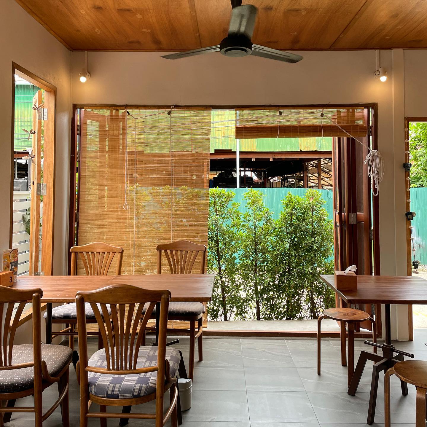 Khao-Sō-i, สาขาสยามพารากอน, อองตอง ข้าวซอย, Mugkhaosoi มักข้าวซอย, ข้าวซอยเชียงใหม่ สุโขทัยซอย 5, ข้าวซอยแม่สุภาพ เจ้าเก่าย่านเทเวศน์, หอมด่วน, ข้าวซอยลำดวนฟ้าฮ่ามเชียงใหม่, สาขาวิภาวดีรังสิต 58, Lanna Eatery, ต๊ะต่อนยอน, Cr. ภาพทั้งหมดจาก Facebook ต๊ะต่อนยอน อาหารเหนือ, ข้าวซอยดอยคำ, ฮ้านจาวเหนือ, ทิศเหนือ