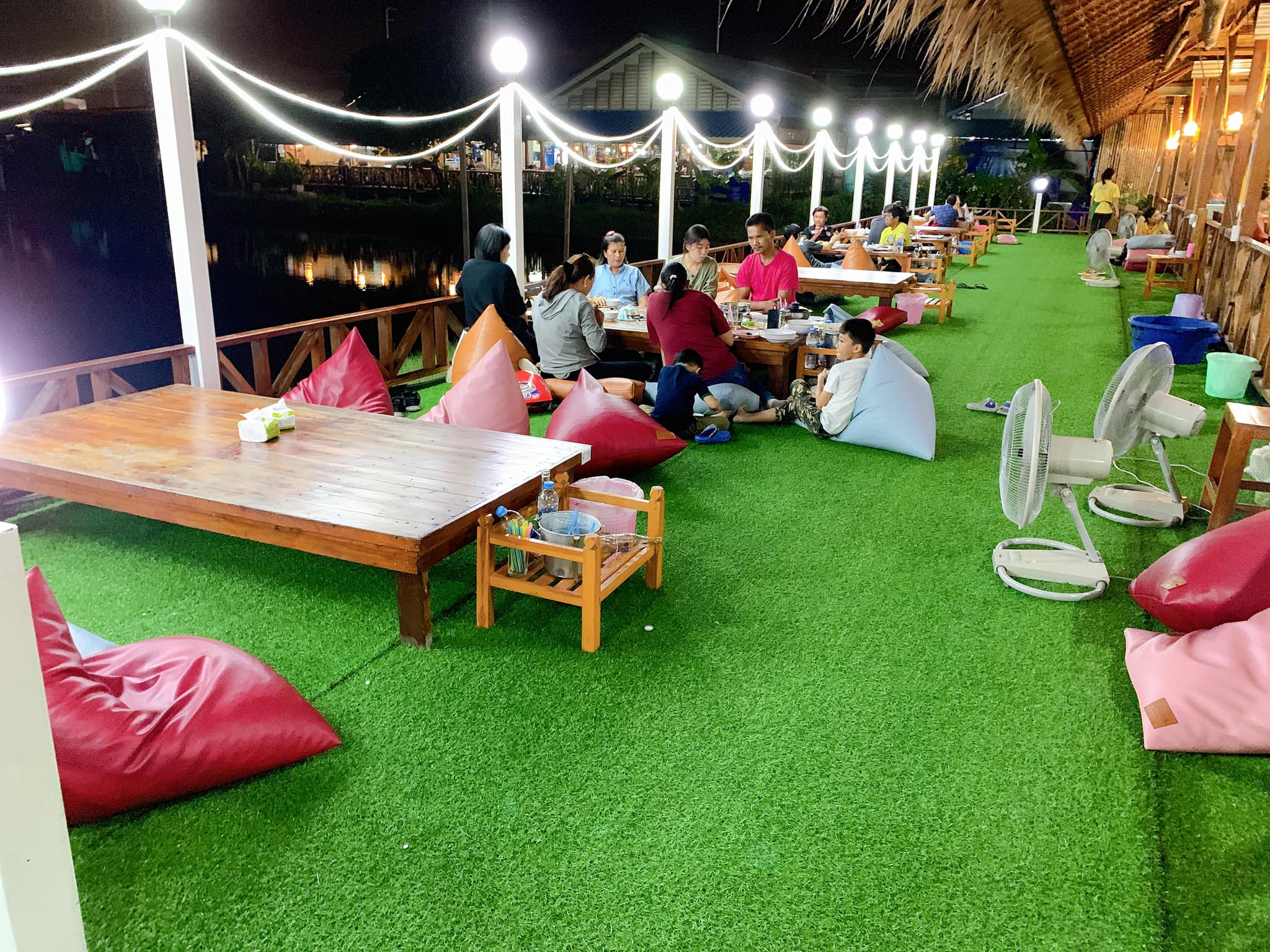 จ๊ะโอ๋ซีฟู๊ด, รุ่งฟ้า ซีฟู้ด, วิวทิวไม้ ซีฟู้ด, ครัวลุงแถม, ครัวแพขวัญใจซีฟู้ด บางขุนเทียน, ครัวน้าเนียมซีฟู้ด, ครัวนพเก้าซีฟู้ด, ครัวทับทิม ซีฟู้ด, ครัวพ่อกำนันซีฟู๊ด บางขุนเทียน-ชายทะเล, บ้านปองพลซีฟู้ด, ครัววลัยพร, ธารทะเลซีฟู้ด บางขุนเทียน-ชายทะเล, ฟาร์มสมใจซีฟู้ดส์ บางขุนเทียนชายทะเล, ครัวคุณอรซีฟู๊ดบางขุนเทียน