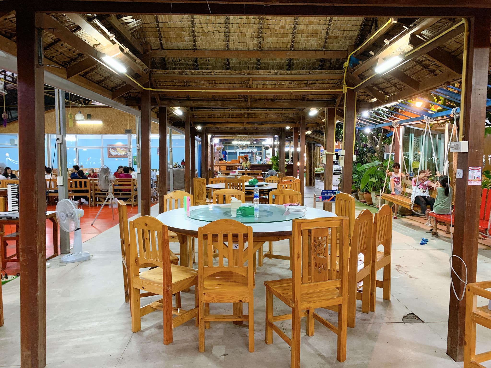 จ๊ะโอ๋ซีฟู๊ด, รุ่งฟ้า ซีฟู้ด, วิวทิวไม้ ซีฟู้ด, ครัวลุงแถม, ครัวแพขวัญใจซีฟู้ด บางขุนเทียน, ครัวน้าเนียมซีฟู้ด, ครัวนพเก้าซีฟู้ด, ครัวทับทิม ซีฟู้ด, ครัวพ่อกำนันซีฟู๊ด บางขุนเทียน-ชายทะเล, บ้านปองพลซีฟู้ด, ครัววลัยพร, ธารทะเลซีฟู้ด บางขุนเทียน-ชายทะเล, ฟาร์มสมใจซีฟู้ดส์ บางขุนเทียนชายทะเล, ครัวคุณอรซีฟู๊ดบางขุนเทียน