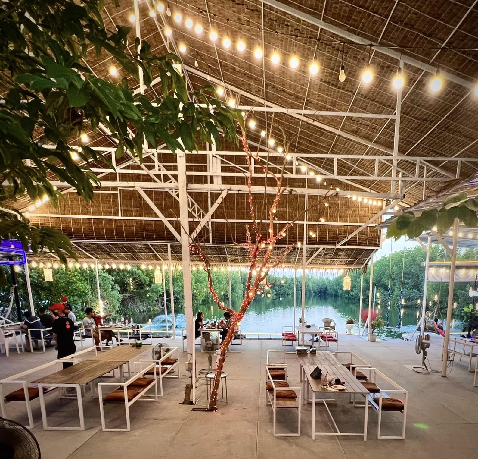 จ๊ะโอ๋ซีฟู๊ด, รุ่งฟ้า ซีฟู้ด, วิวทิวไม้ ซีฟู้ด, ครัวลุงแถม, ครัวแพขวัญใจซีฟู้ด บางขุนเทียน, ครัวน้าเนียมซีฟู้ด, ครัวนพเก้าซีฟู้ด, ครัวทับทิม ซีฟู้ด, ครัวพ่อกำนันซีฟู๊ด บางขุนเทียน-ชายทะเล, บ้านปองพลซีฟู้ด, ครัววลัยพร, ธารทะเลซีฟู้ด บางขุนเทียน-ชายทะเล, ฟาร์มสมใจซีฟู้ดส์ บางขุนเทียนชายทะเล, ครัวคุณอรซีฟู๊ดบางขุนเทียน