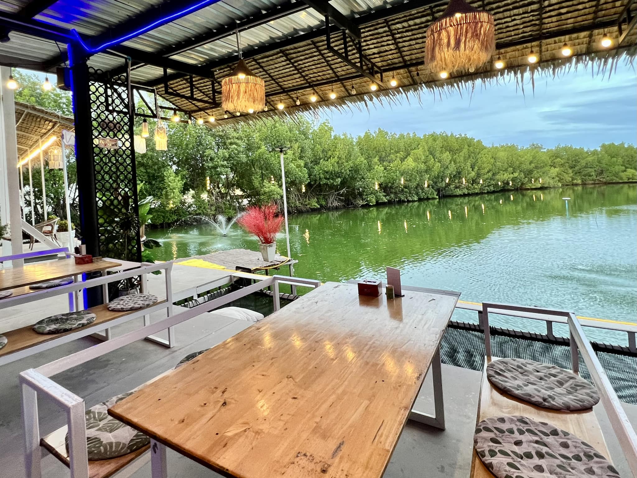 จ๊ะโอ๋ซีฟู๊ด, รุ่งฟ้า ซีฟู้ด, วิวทิวไม้ ซีฟู้ด, ครัวลุงแถม, ครัวแพขวัญใจซีฟู้ด บางขุนเทียน, ครัวน้าเนียมซีฟู้ด, ครัวนพเก้าซีฟู้ด, ครัวทับทิม ซีฟู้ด, ครัวพ่อกำนันซีฟู๊ด บางขุนเทียน-ชายทะเล, บ้านปองพลซีฟู้ด, ครัววลัยพร, ธารทะเลซีฟู้ด บางขุนเทียน-ชายทะเล, ฟาร์มสมใจซีฟู้ดส์ บางขุนเทียนชายทะเล, ครัวคุณอรซีฟู๊ดบางขุนเทียน