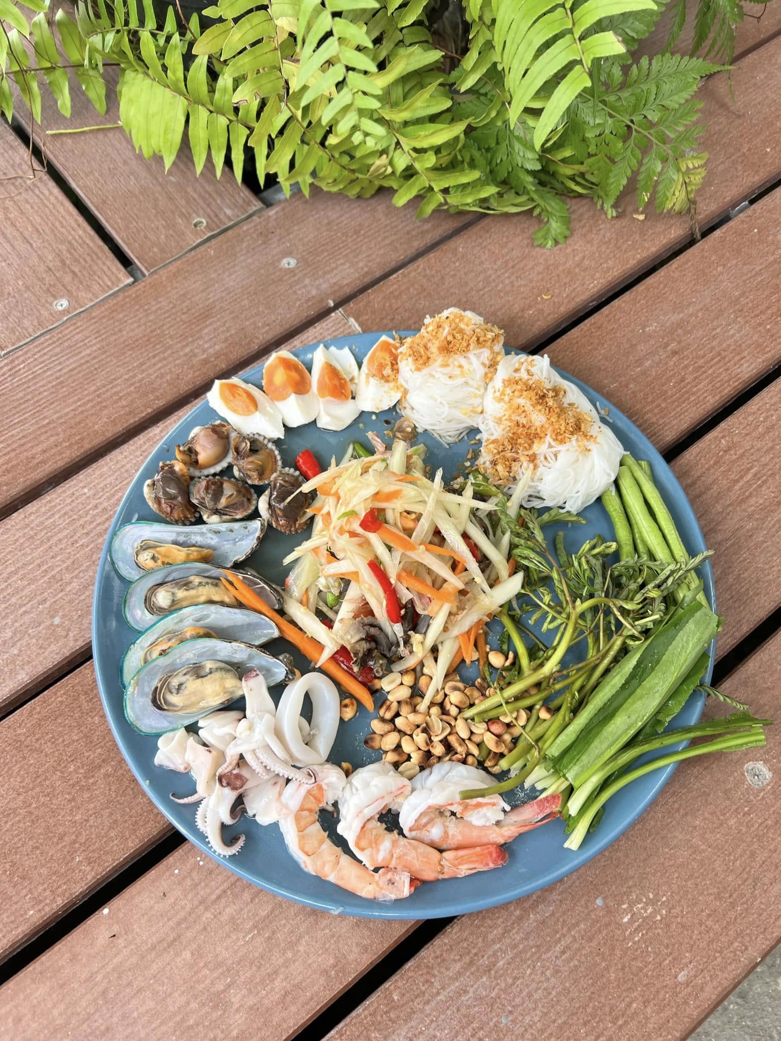 จ๊ะโอ๋ซีฟู๊ด, รุ่งฟ้า ซีฟู้ด, วิวทิวไม้ ซีฟู้ด, ครัวลุงแถม, ครัวแพขวัญใจซีฟู้ด บางขุนเทียน, ครัวน้าเนียมซีฟู้ด, ครัวนพเก้าซีฟู้ด, ครัวทับทิม ซีฟู้ด, ครัวพ่อกำนันซีฟู๊ด บางขุนเทียน-ชายทะเล, บ้านปองพลซีฟู้ด, ครัววลัยพร, ธารทะเลซีฟู้ด บางขุนเทียน-ชายทะเล, ฟาร์มสมใจซีฟู้ดส์ บางขุนเทียนชายทะเล, ครัวคุณอรซีฟู๊ดบางขุนเทียน