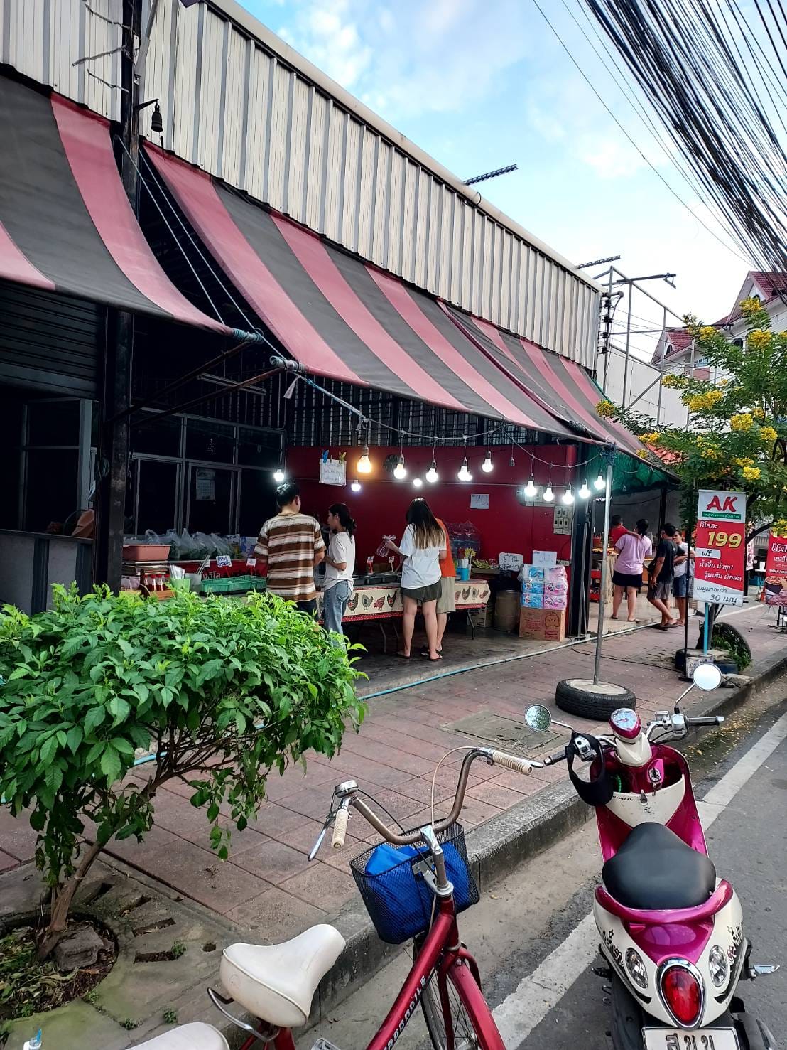 คุณภัฐหมูกะทะ, รักเขาหลงเขา หมูกระทะ, จ่า หมูกระทะ สาขา ซอยอุดมเดช, สานฝัน หมูกระทะ, อร่อยเต็ม 10 หมูกระทะ ชาบู, บังโก๊ะหมูกระทะชั่งโล, แก้มตุ่ย8 หมูกระทะ, หจก.หมูกระทะ, AK หมูกระทะชั่งกิโล สุขสวัสดิ์26