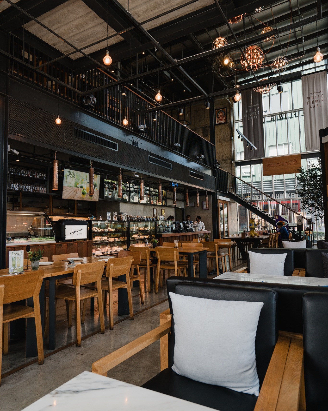 ก๋วยเตี๋ยวลูกชิ้นปลาเจ๊ปุ๊ย ห้าแยกพลับพลาชัย, ข้าวต้มแห้งคุณนิด สาขา เยาวราช X ก๋วยเตี๋ยวลูกชิ้นปลาเจ๊ส้ม, ลักตี๋ "六弟" บะหมี่เกี๊ยวทะเล เยาวราช, ห้องอาหารพูนเลิศ(เหลาะงาทิ้น)ข้าวหน้าไก่ห้าแยก, ข้าวต้มปลาตรอกถั่วงอก, ไก่บ้านพริกไทยดำ ห้าแยกพลับพลาไชย, ร้านอาหารครัวดอกไม้ขาว, ร้านไชยพราหมณ์ Made with Heart, ราดหน้า ท่ง ฮั่ว เฮง "เฮียตั๋ง", ข้าวต้มปลา by อุษณีย์, ตุ้ยนุ้ยอีทเทอรี่