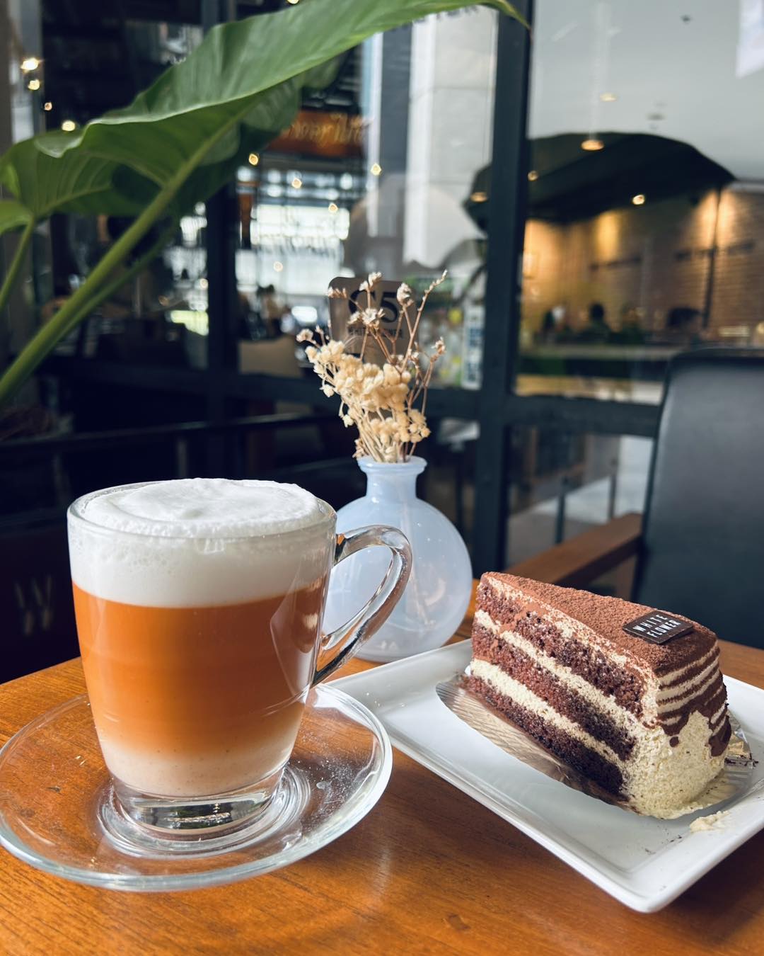 ก๋วยเตี๋ยวลูกชิ้นปลาเจ๊ปุ๊ย ห้าแยกพลับพลาชัย, ข้าวต้มแห้งคุณนิด สาขา เยาวราช X ก๋วยเตี๋ยวลูกชิ้นปลาเจ๊ส้ม, ลักตี๋ "六弟" บะหมี่เกี๊ยวทะเล เยาวราช, ห้องอาหารพูนเลิศ(เหลาะงาทิ้น)ข้าวหน้าไก่ห้าแยก, ข้าวต้มปลาตรอกถั่วงอก, ไก่บ้านพริกไทยดำ ห้าแยกพลับพลาไชย, ร้านอาหารครัวดอกไม้ขาว, ร้านไชยพราหมณ์ Made with Heart, ราดหน้า ท่ง ฮั่ว เฮง "เฮียตั๋ง", ข้าวต้มปลา by อุษณีย์, ตุ้ยนุ้ยอีทเทอรี่