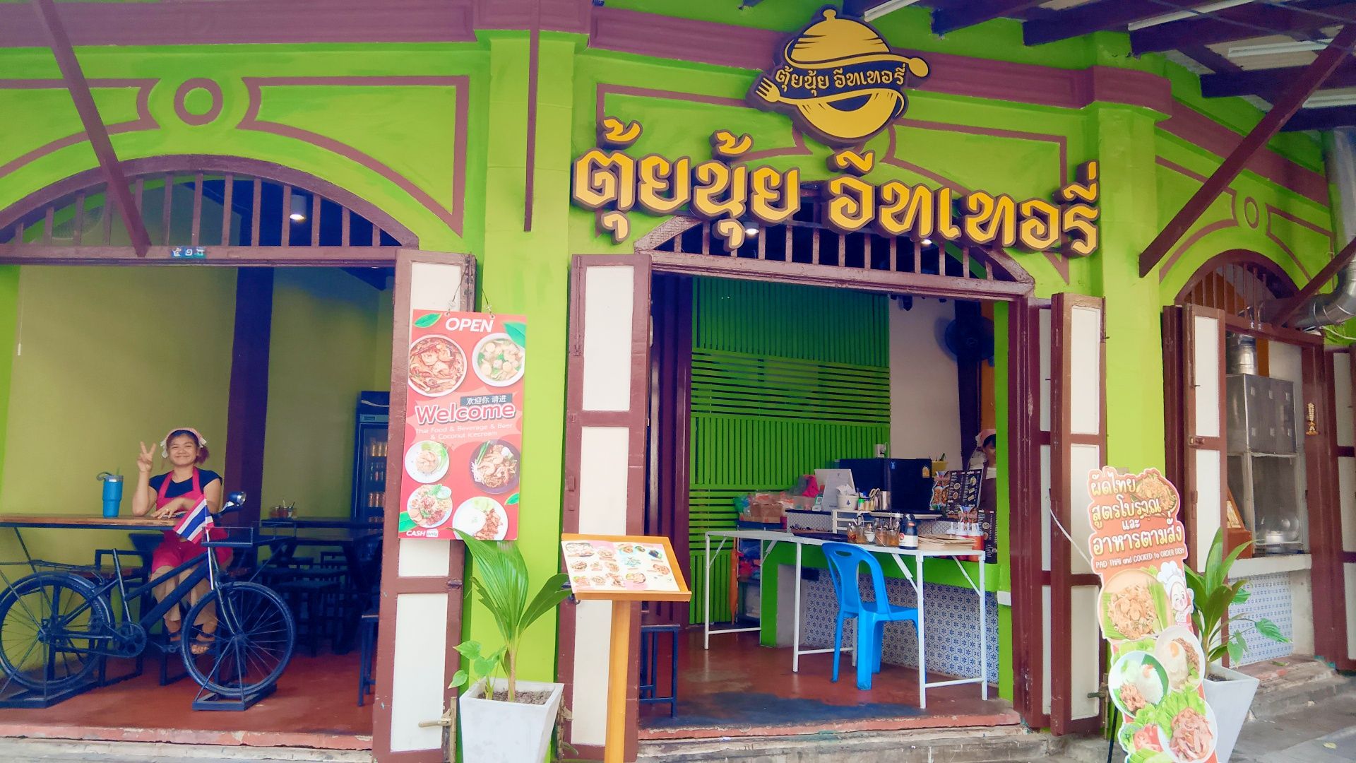 ก๋วยเตี๋ยวลูกชิ้นปลาเจ๊ปุ๊ย ห้าแยกพลับพลาชัย, ข้าวต้มแห้งคุณนิด สาขา เยาวราช X ก๋วยเตี๋ยวลูกชิ้นปลาเจ๊ส้ม, ลักตี๋ "六弟" บะหมี่เกี๊ยวทะเล เยาวราช, ห้องอาหารพูนเลิศ(เหลาะงาทิ้น)ข้าวหน้าไก่ห้าแยก, ข้าวต้มปลาตรอกถั่วงอก, ไก่บ้านพริกไทยดำ ห้าแยกพลับพลาไชย, ร้านอาหารครัวดอกไม้ขาว, ร้านไชยพราหมณ์ Made with Heart, ราดหน้า ท่ง ฮั่ว เฮง "เฮียตั๋ง", ข้าวต้มปลา by อุษณีย์, ตุ้ยนุ้ยอีทเทอรี่