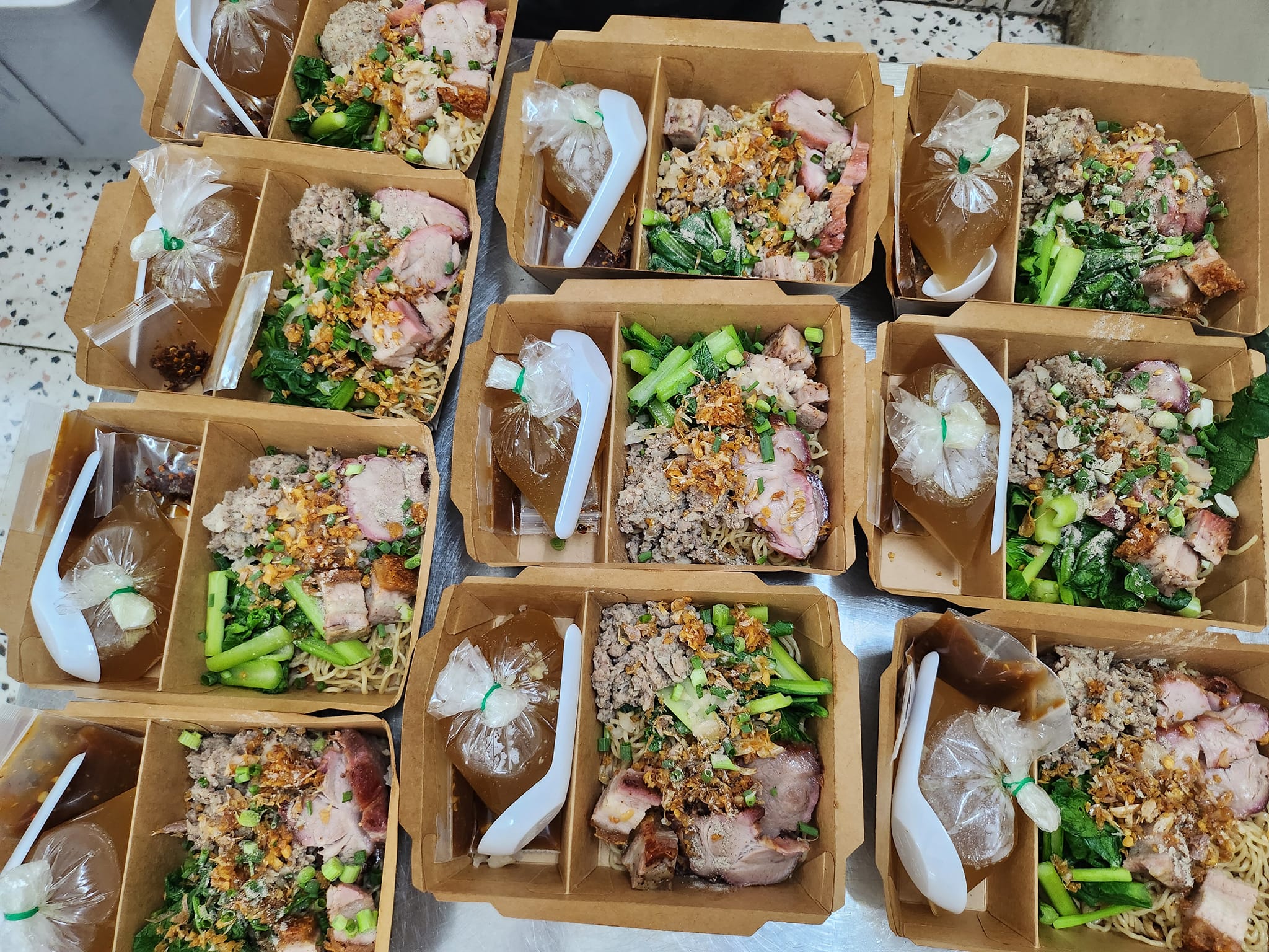 ก๋วยเตี๋ยวลูกชิ้นปลาเจ๊ปุ๊ย ห้าแยกพลับพลาชัย, ข้าวต้มแห้งคุณนิด สาขา เยาวราช X ก๋วยเตี๋ยวลูกชิ้นปลาเจ๊ส้ม, ลักตี๋ "六弟" บะหมี่เกี๊ยวทะเล เยาวราช, ห้องอาหารพูนเลิศ(เหลาะงาทิ้น)ข้าวหน้าไก่ห้าแยก, ข้าวต้มปลาตรอกถั่วงอก, ไก่บ้านพริกไทยดำ ห้าแยกพลับพลาไชย, ร้านอาหารครัวดอกไม้ขาว, ร้านไชยพราหมณ์ Made with Heart, ราดหน้า ท่ง ฮั่ว เฮง "เฮียตั๋ง", ข้าวต้มปลา by อุษณีย์, ตุ้ยนุ้ยอีทเทอรี่