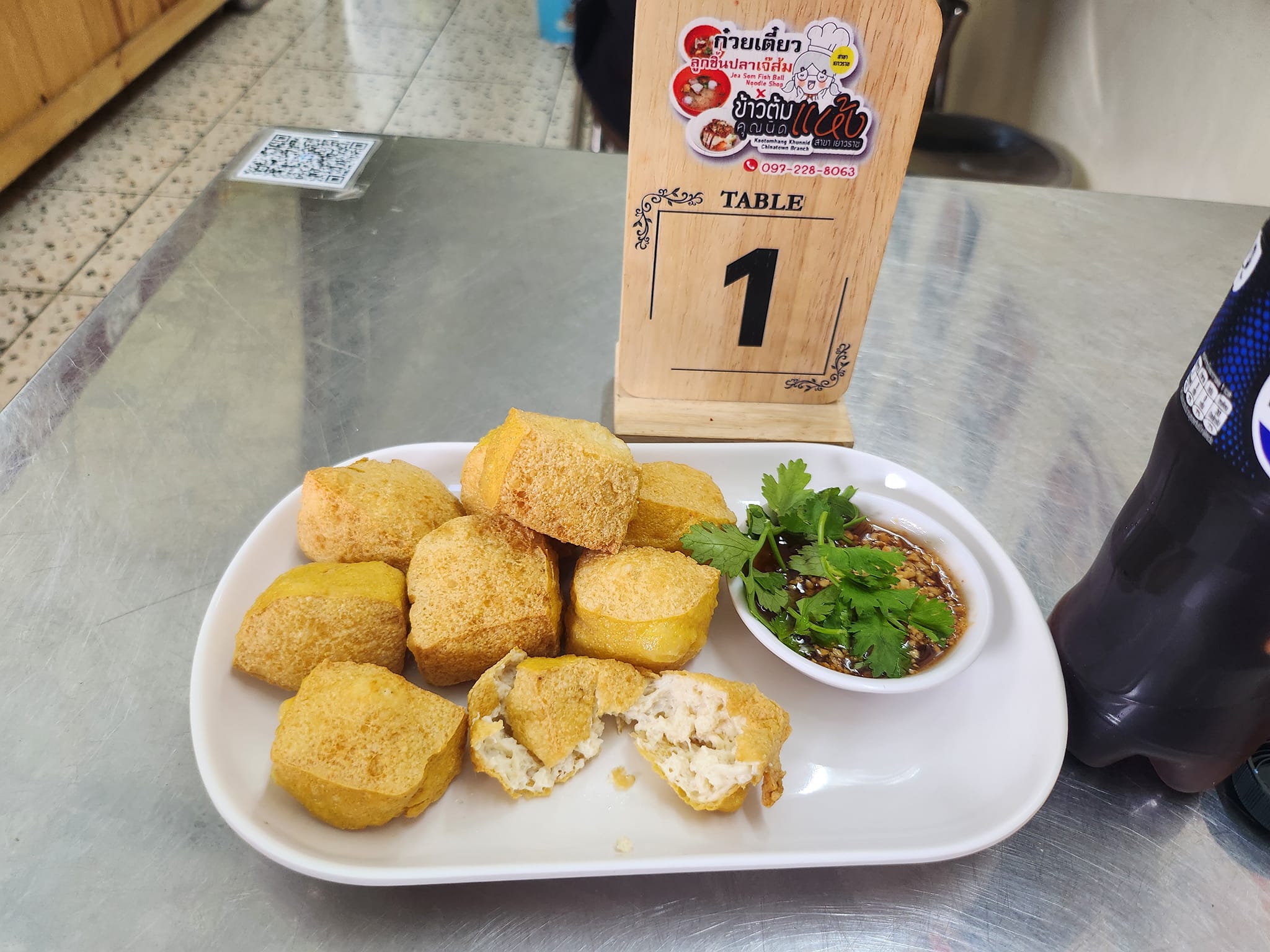 ก๋วยเตี๋ยวลูกชิ้นปลาเจ๊ปุ๊ย ห้าแยกพลับพลาชัย, ข้าวต้มแห้งคุณนิด สาขา เยาวราช X ก๋วยเตี๋ยวลูกชิ้นปลาเจ๊ส้ม, ลักตี๋ "六弟" บะหมี่เกี๊ยวทะเล เยาวราช, ห้องอาหารพูนเลิศ(เหลาะงาทิ้น)ข้าวหน้าไก่ห้าแยก, ข้าวต้มปลาตรอกถั่วงอก, ไก่บ้านพริกไทยดำ ห้าแยกพลับพลาไชย, ร้านอาหารครัวดอกไม้ขาว, ร้านไชยพราหมณ์ Made with Heart, ราดหน้า ท่ง ฮั่ว เฮง "เฮียตั๋ง", ข้าวต้มปลา by อุษณีย์, ตุ้ยนุ้ยอีทเทอรี่